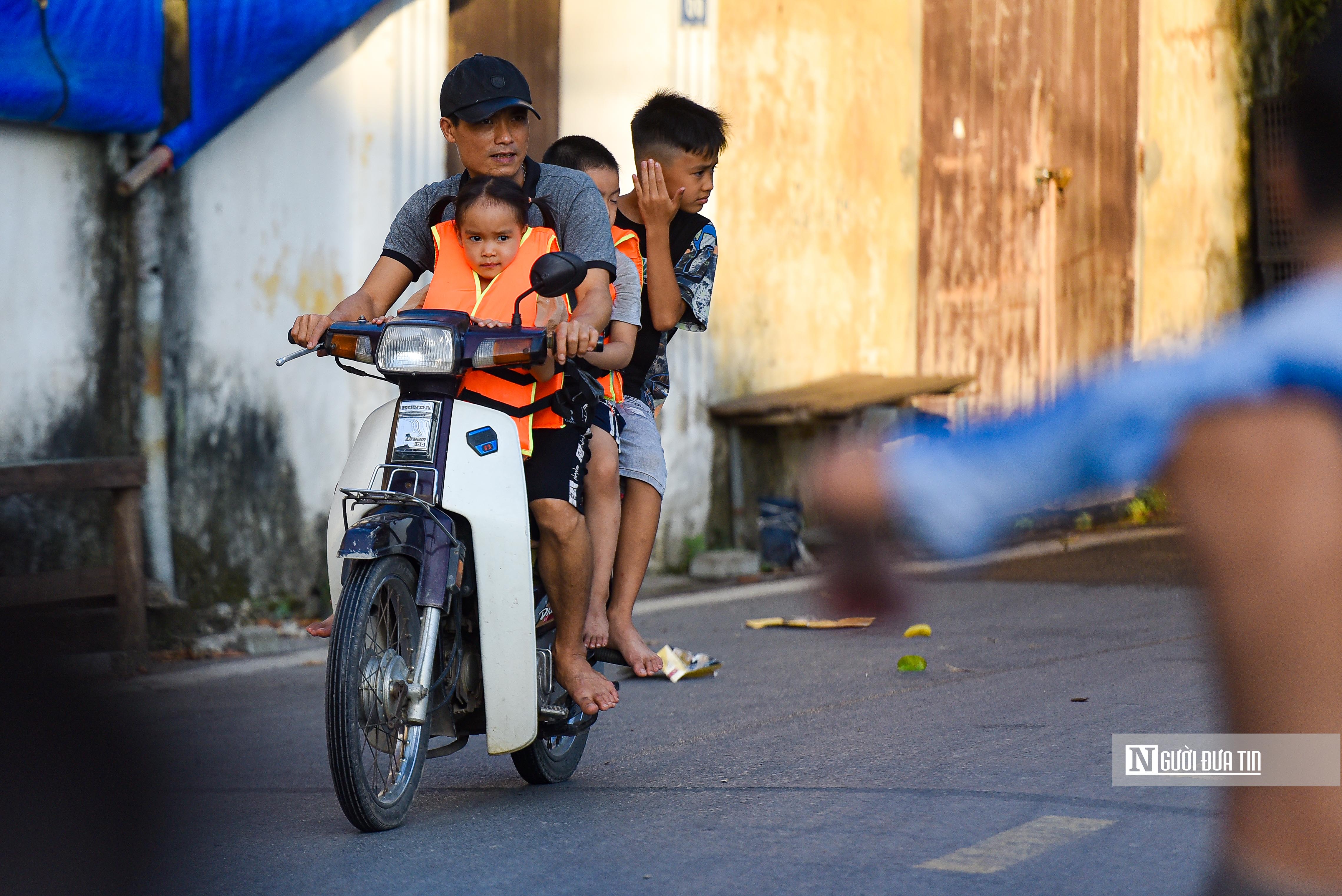 Dân sinh - Trẻ nhỏ thích thú bơi lội tại ao làng ngoại thành Hà Nội (Hình 12).