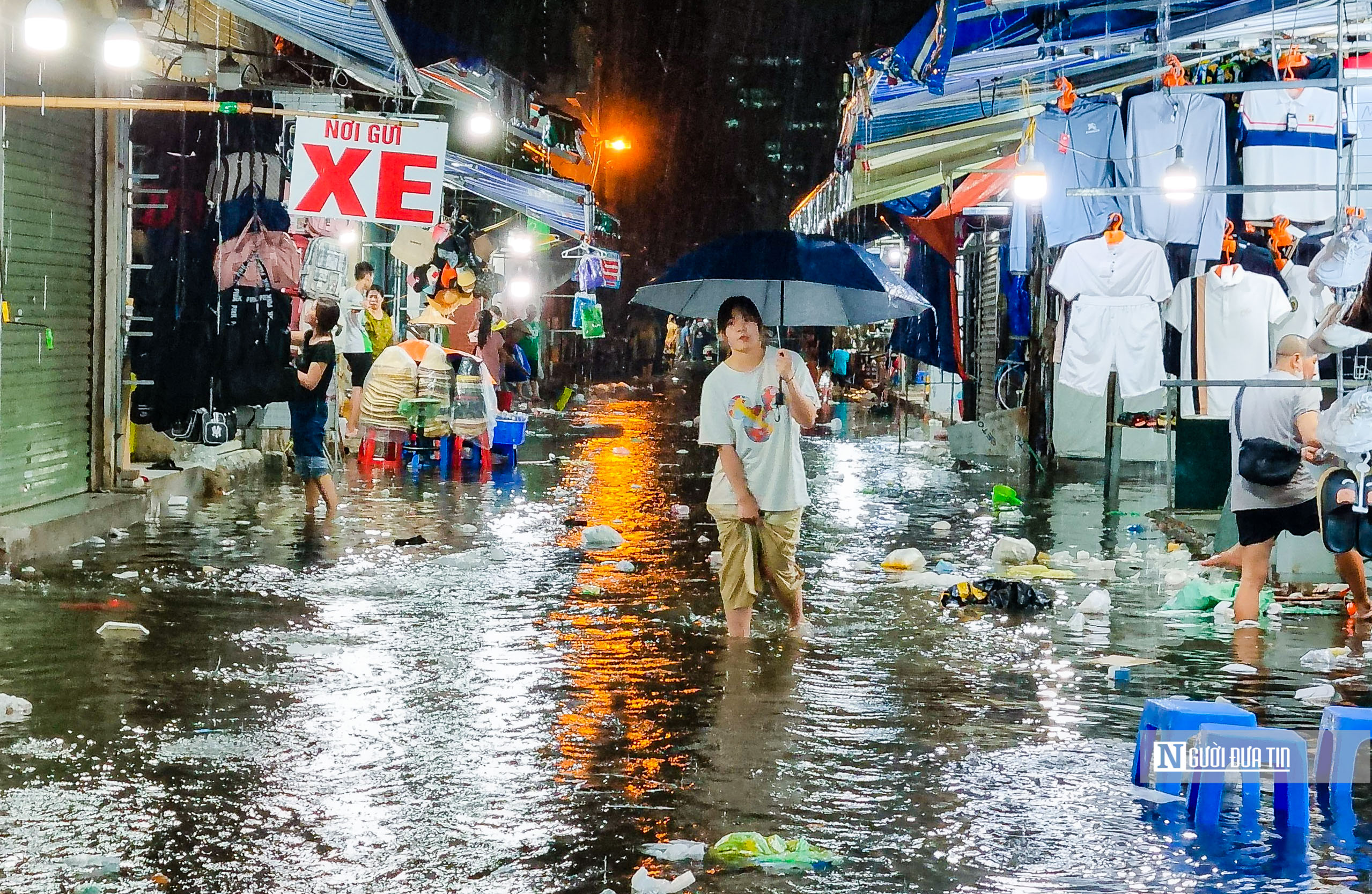 Sự kiện - Hà Nội mưa lớn, đường phố biến thành sông (Hình 17).