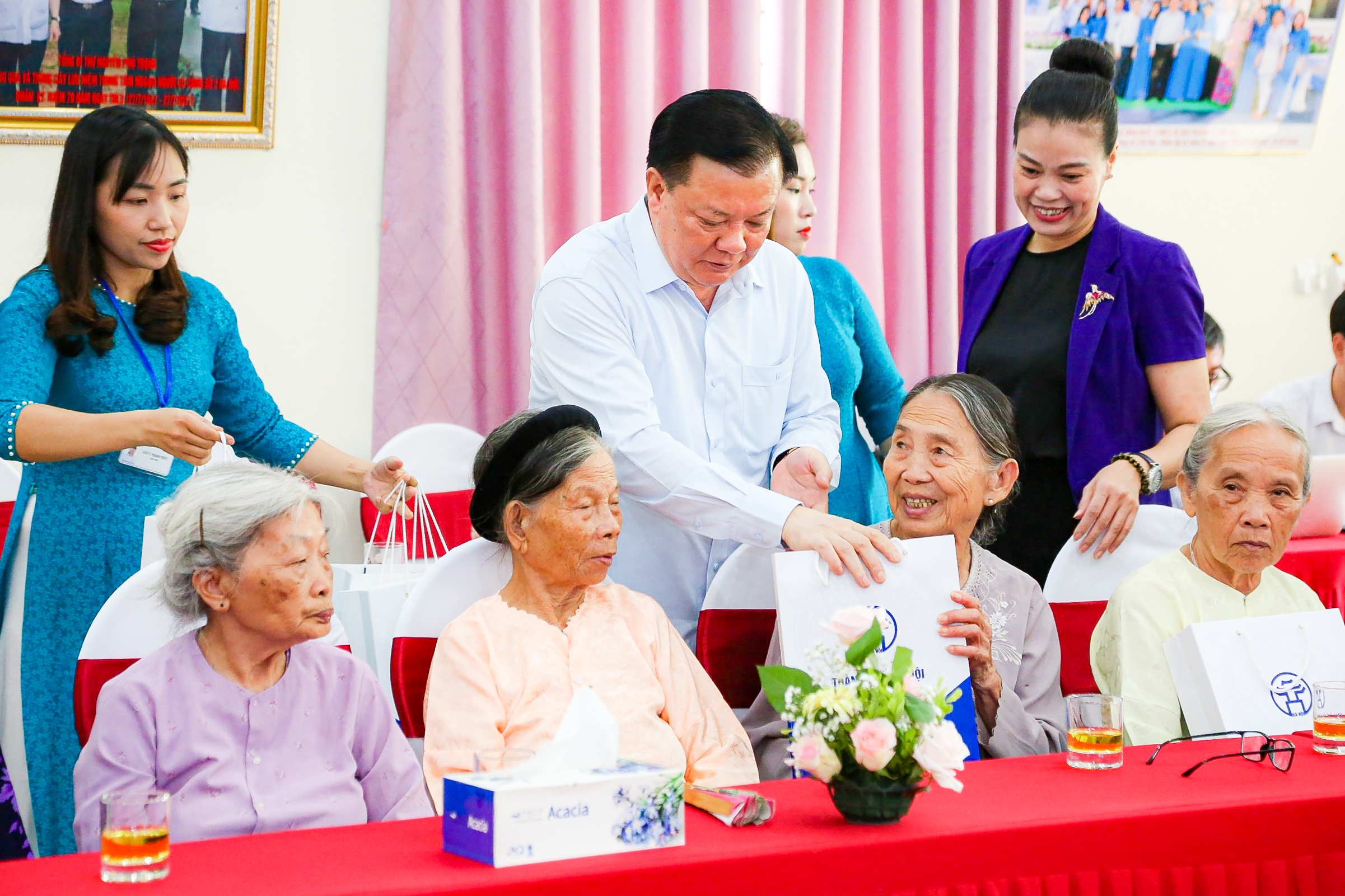 Sự kiện - Bí thư Hà Nội thăm và tặng quà người có công (Hình 5).