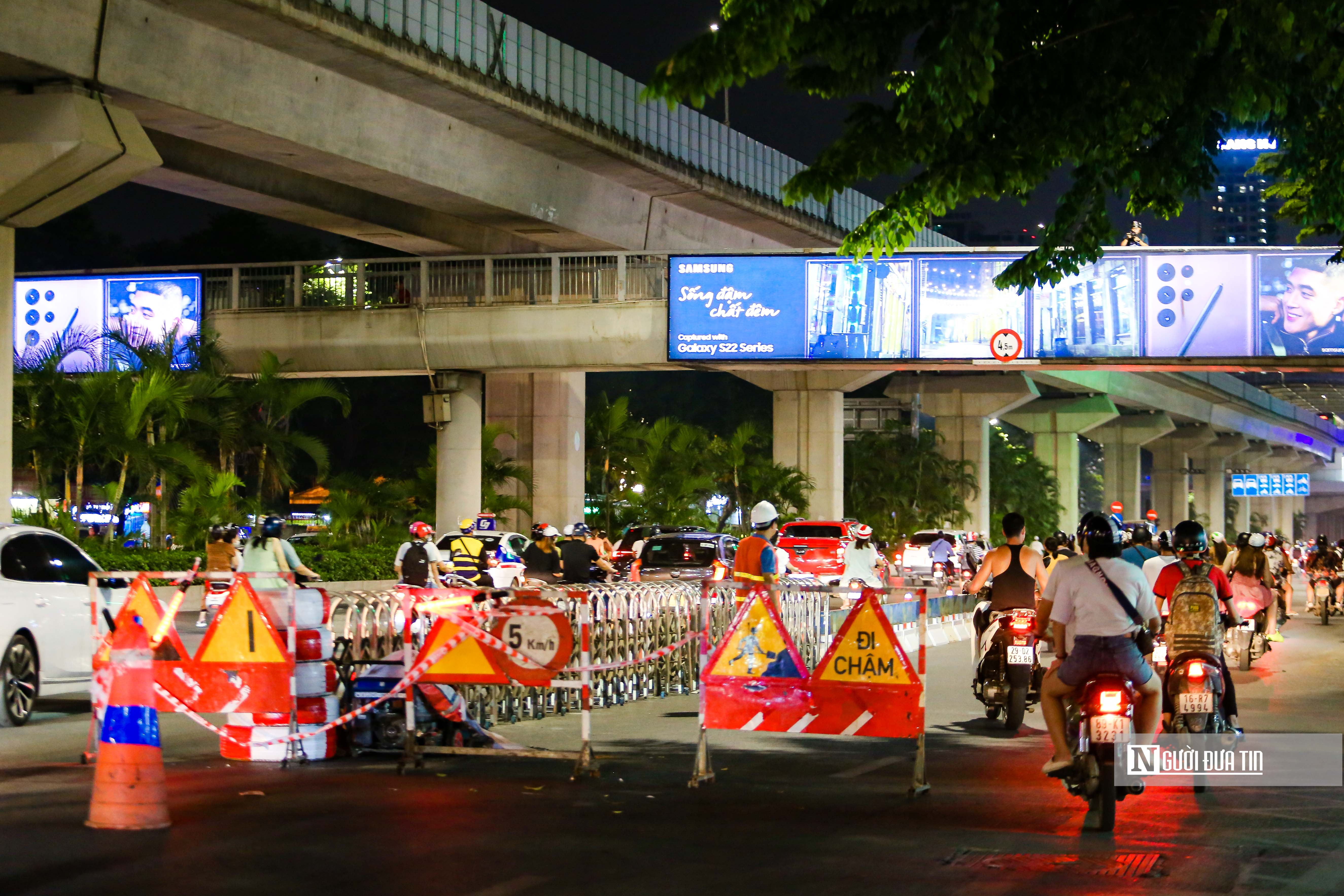 Sự kiện - Dựng dải phân cách tách làn xe trên đường Nguyễn Trãi trong đêm (Hình 5).