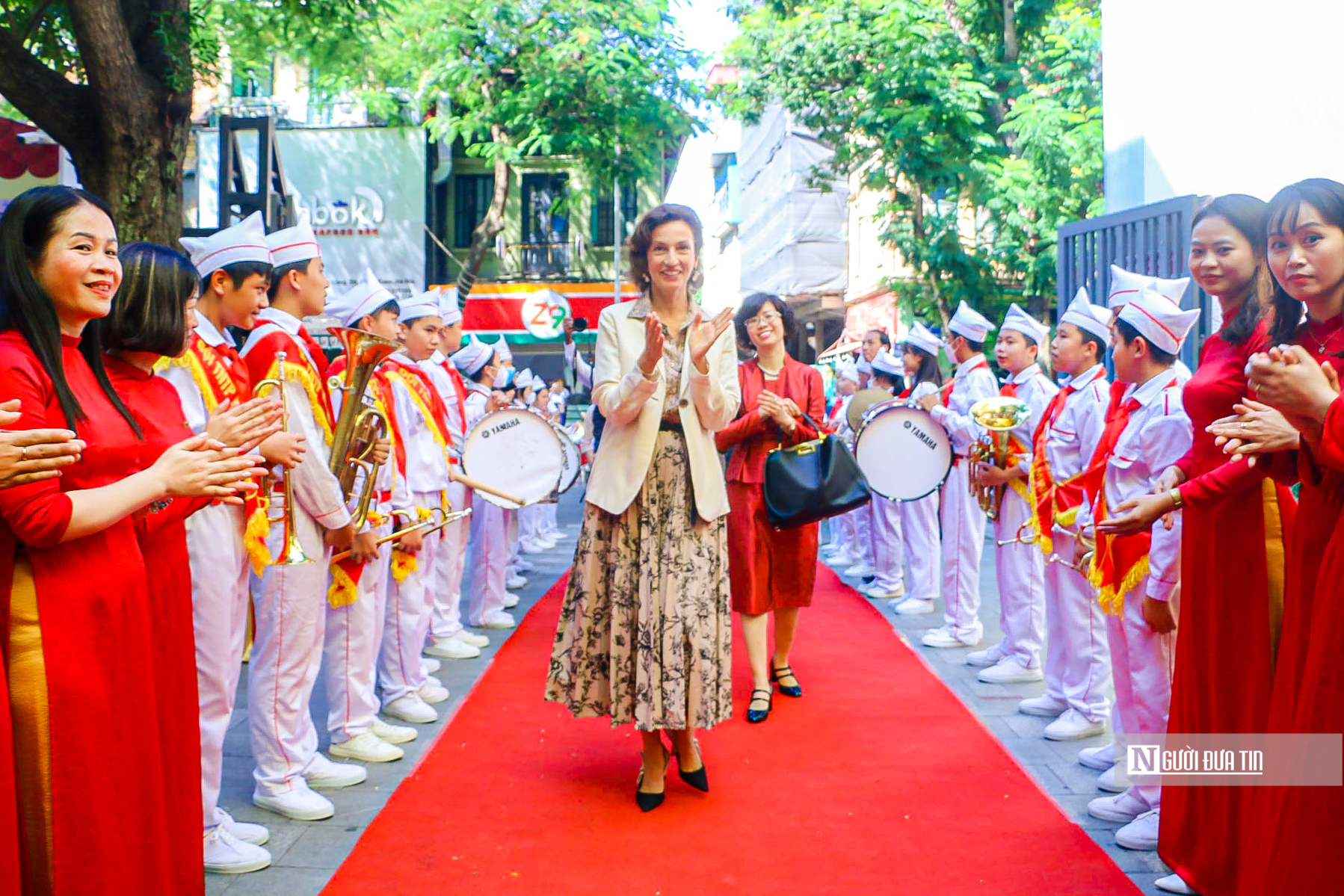 Giáo dục - Tổng Giám đốc UNESCO đánh trống khai giảng tại trường THCS Ngô Sĩ Liên (Hình 2).