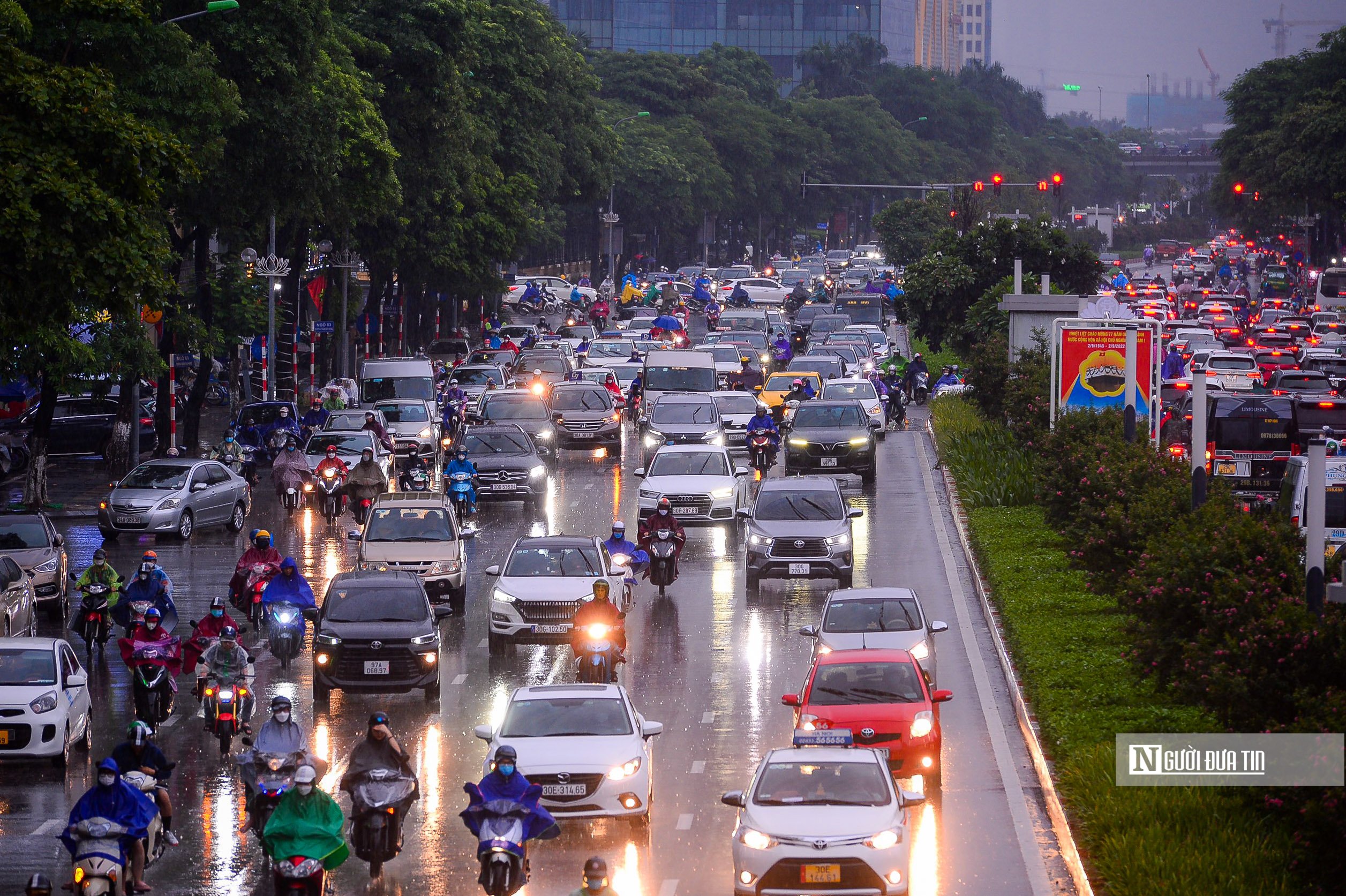 Sự kiện - Mưa lớn khiến Hà Nội ùn tắc diện rộng, người dân chật vật trở về nhà (Hình 3).