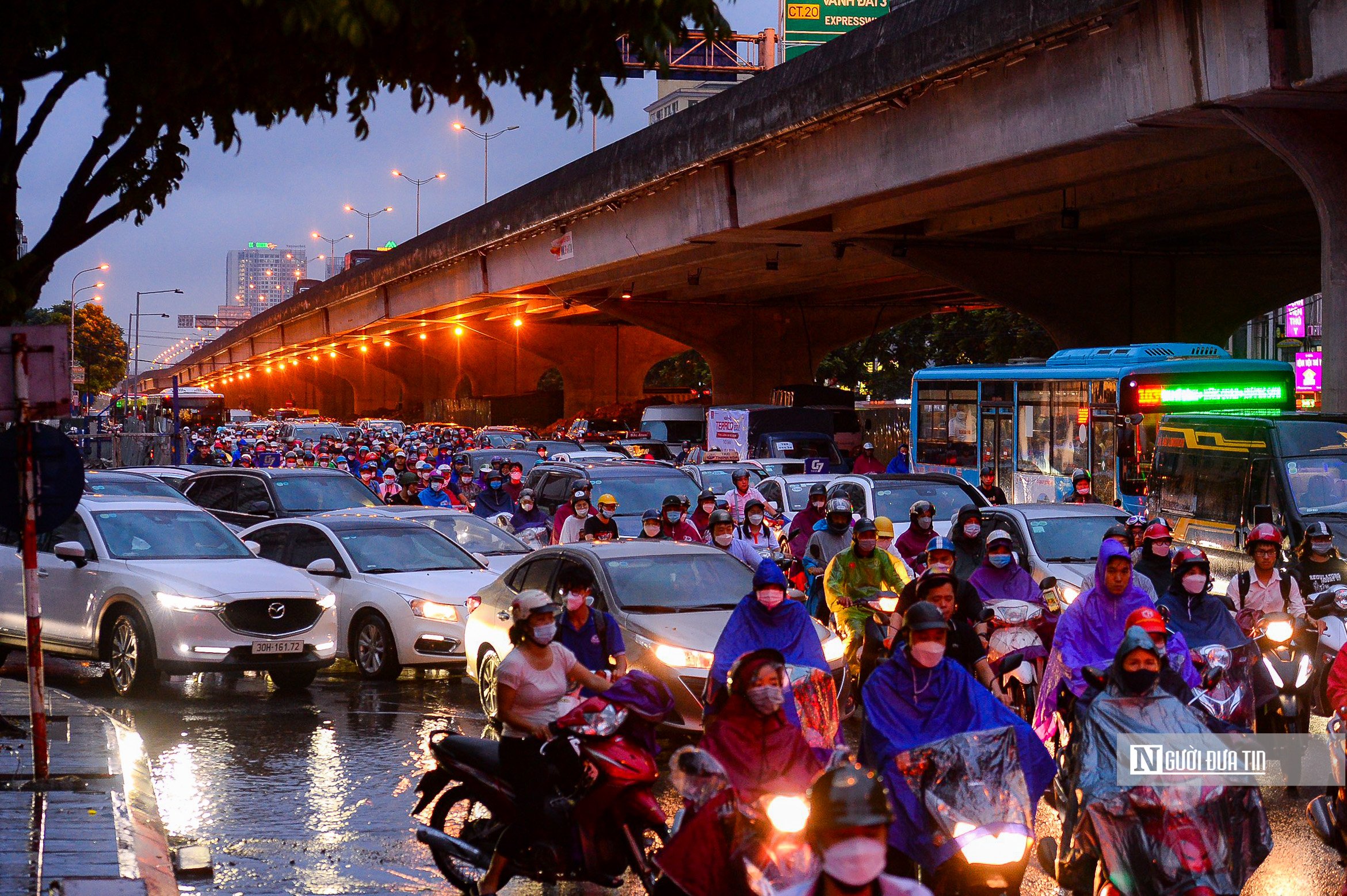 Sự kiện - Mưa lớn khiến Hà Nội ùn tắc diện rộng, người dân chật vật trở về nhà (Hình 11).