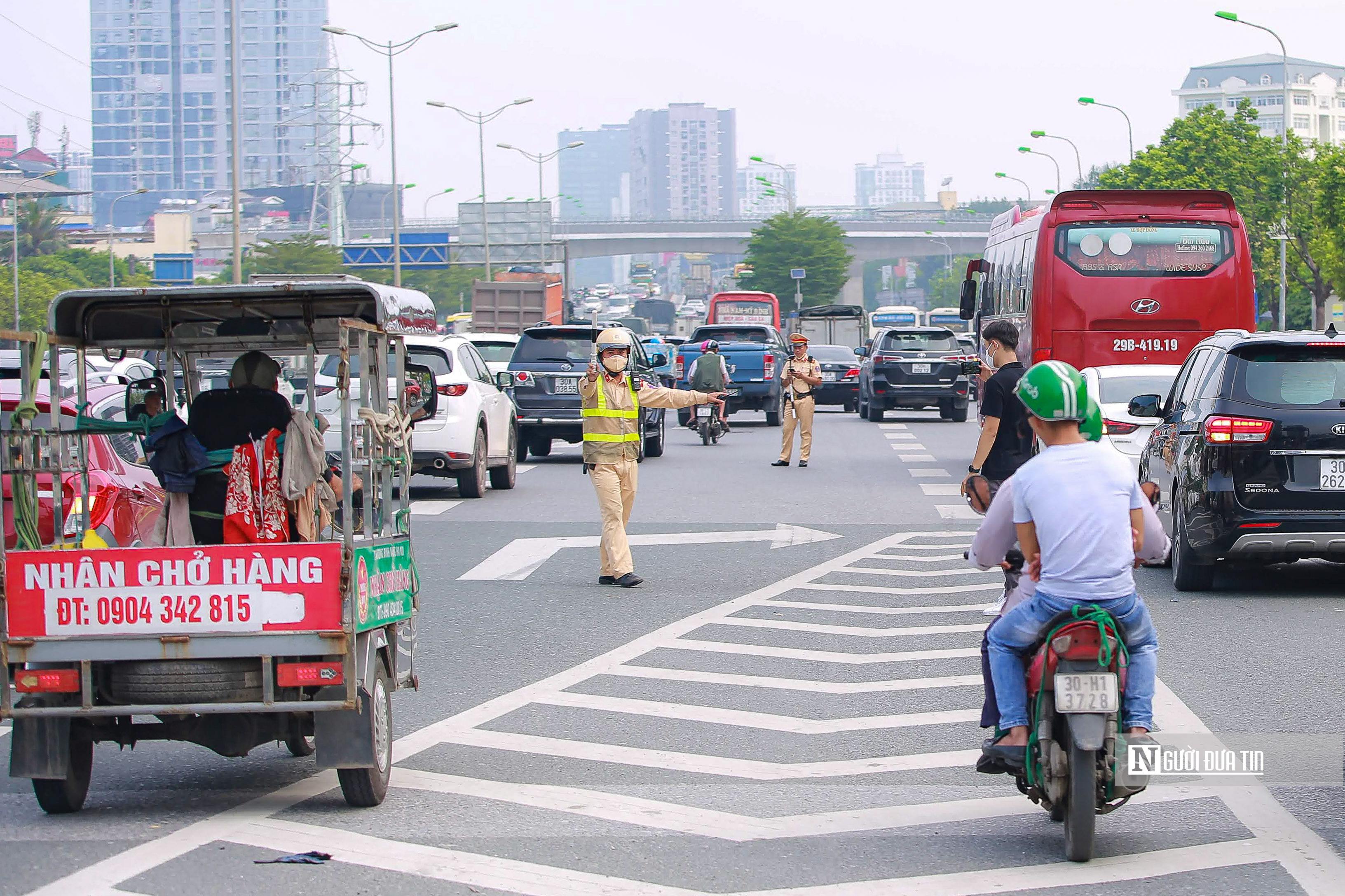 Sự kiện - Hà Nội: CSGT tăng cường xử phạt các phương tiện đi vào làn khẩn cấp (Hình 8).