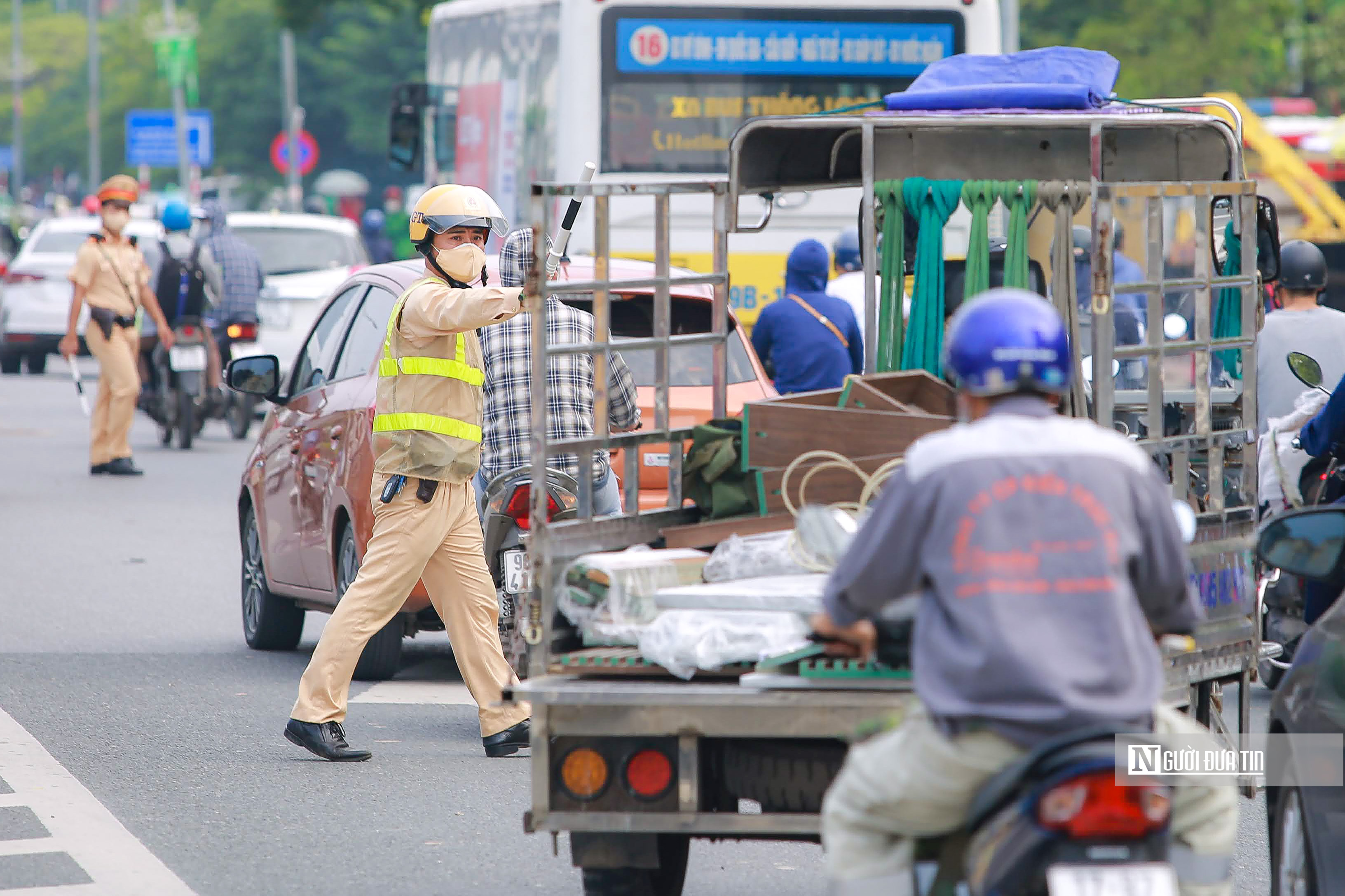 Sự kiện - Hà Nội: CSGT tăng cường xử phạt các phương tiện đi vào làn khẩn cấp (Hình 10).