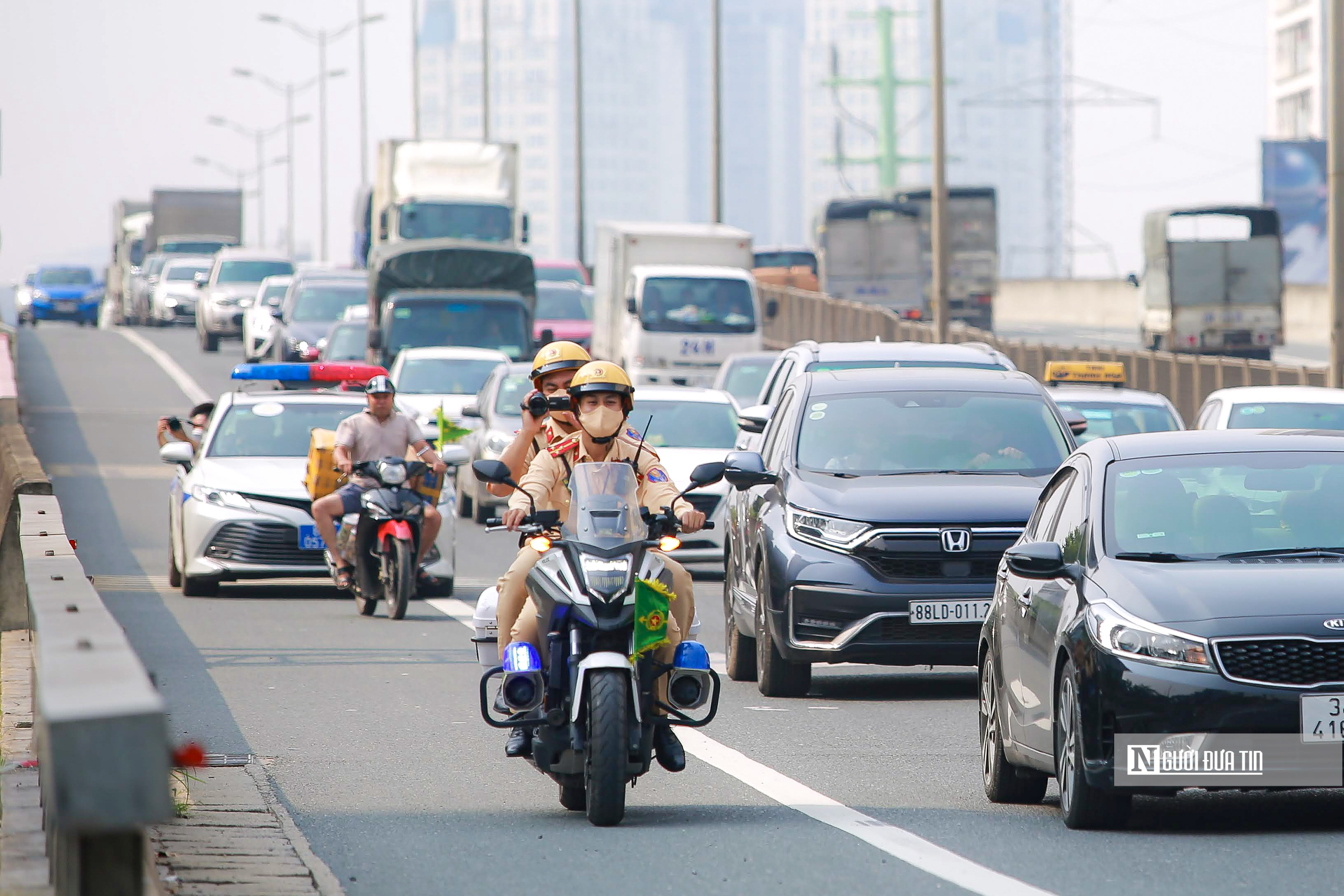 Sự kiện - Hà Nội: CSGT tăng cường xử phạt các phương tiện đi vào làn khẩn cấp (Hình 3).