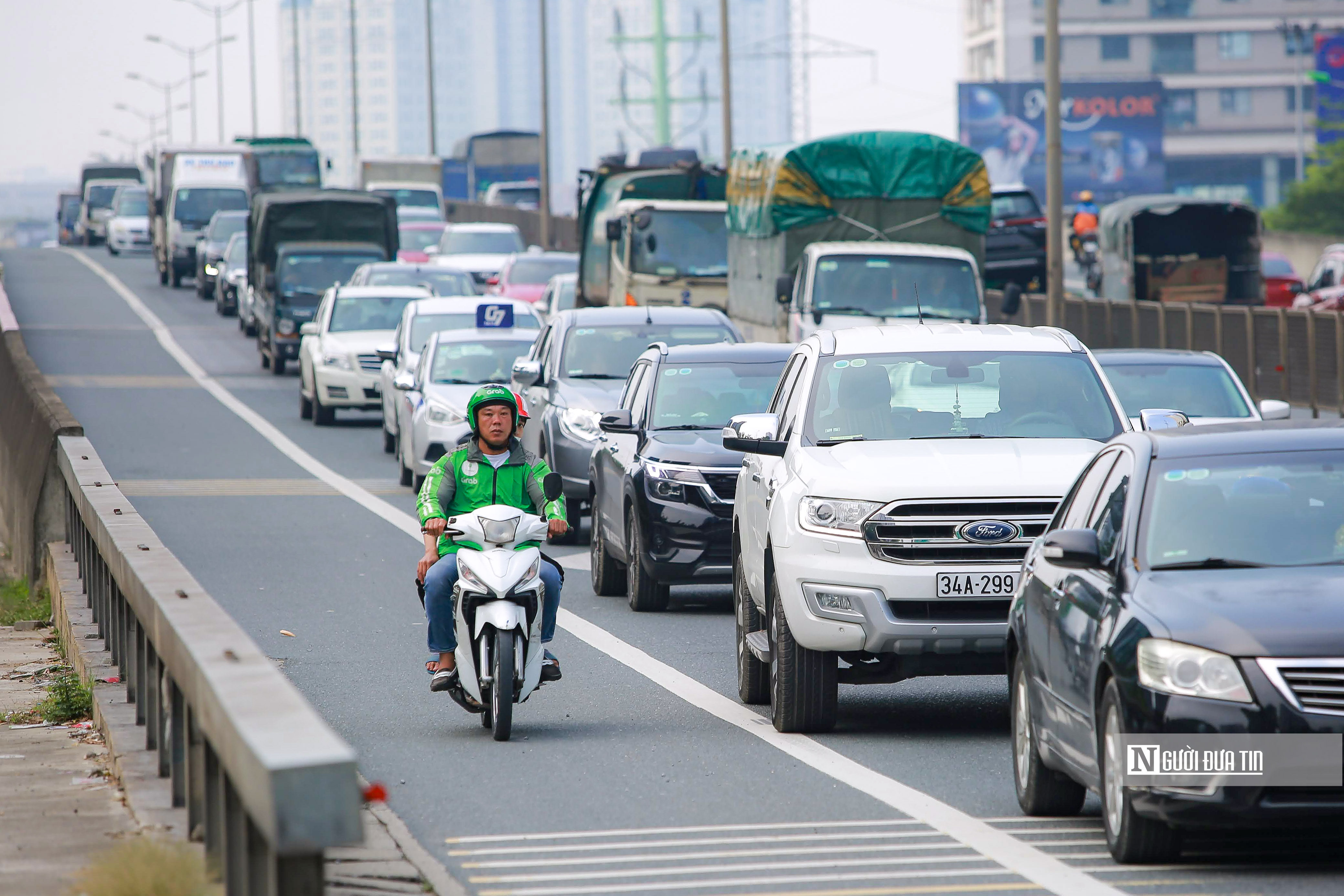 Sự kiện - Hà Nội: CSGT tăng cường xử phạt các phương tiện đi vào làn khẩn cấp (Hình 6).