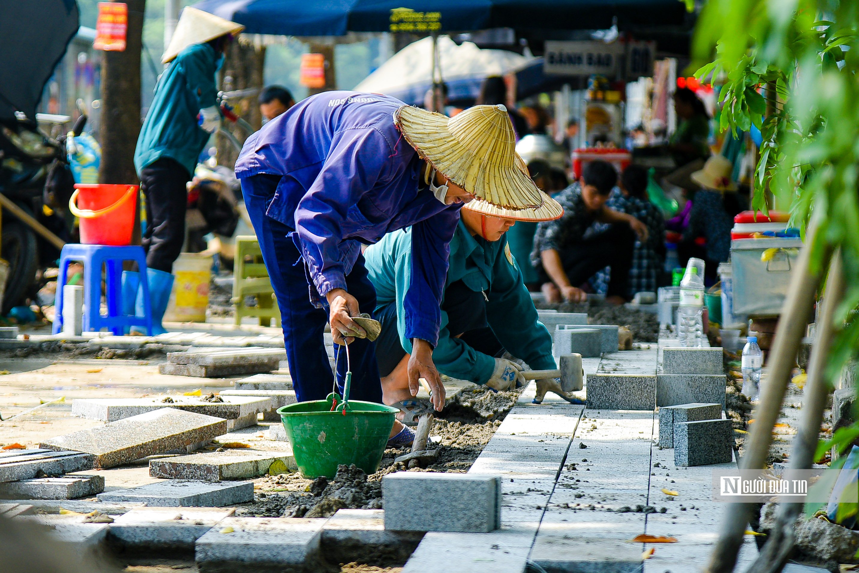 Tiêu dùng & Dư luận - Hà Nội: Đá lát vỉa hè có độ bền 70 năm xuống cấp 'bất ngờ' sau vài năm (Hình 17).