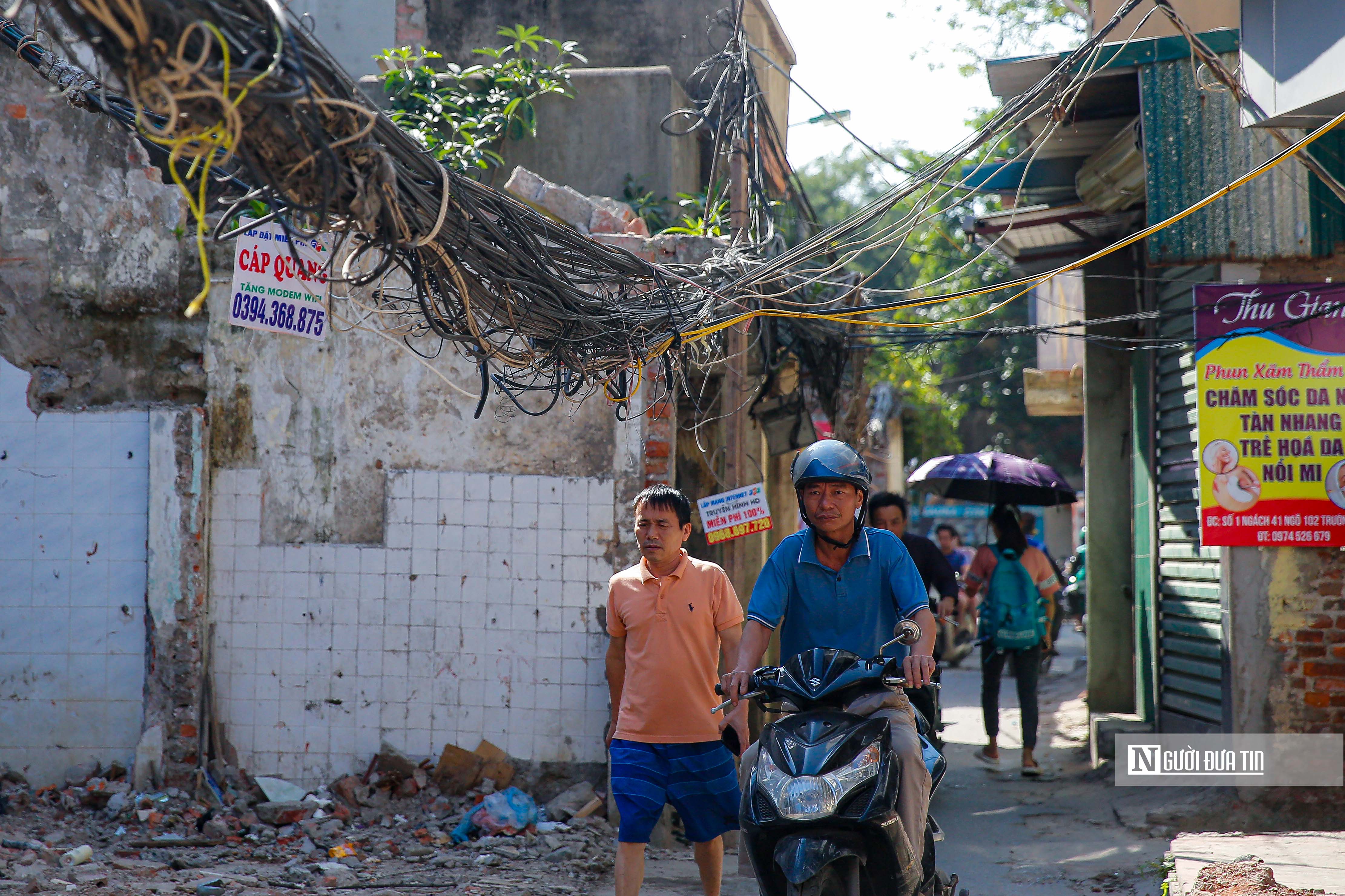 Dân sinh - 'Mạng nhện' chằng chịt, treo lơ lửng trên đầu người dân (Hình 3).