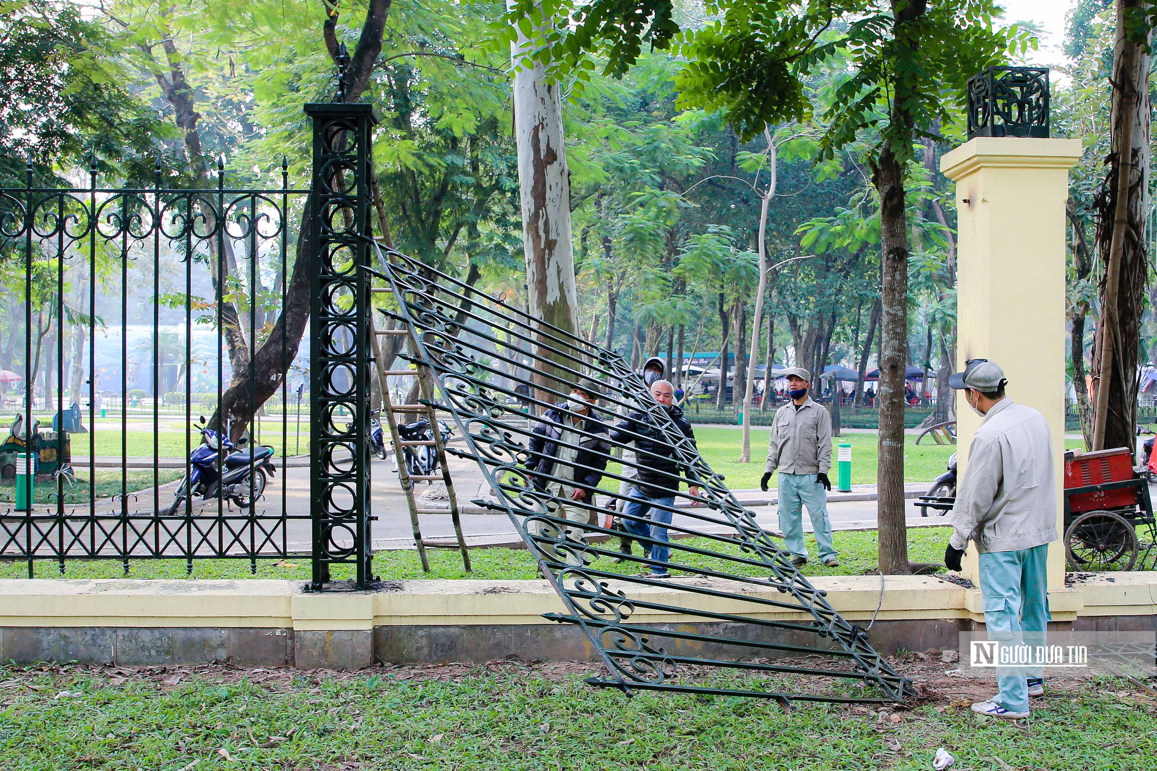 Dân sinh - Hà Nội: Tháo dỡ hàng rào sắt xung quanh công viên Thống Nhất (Hình 4).