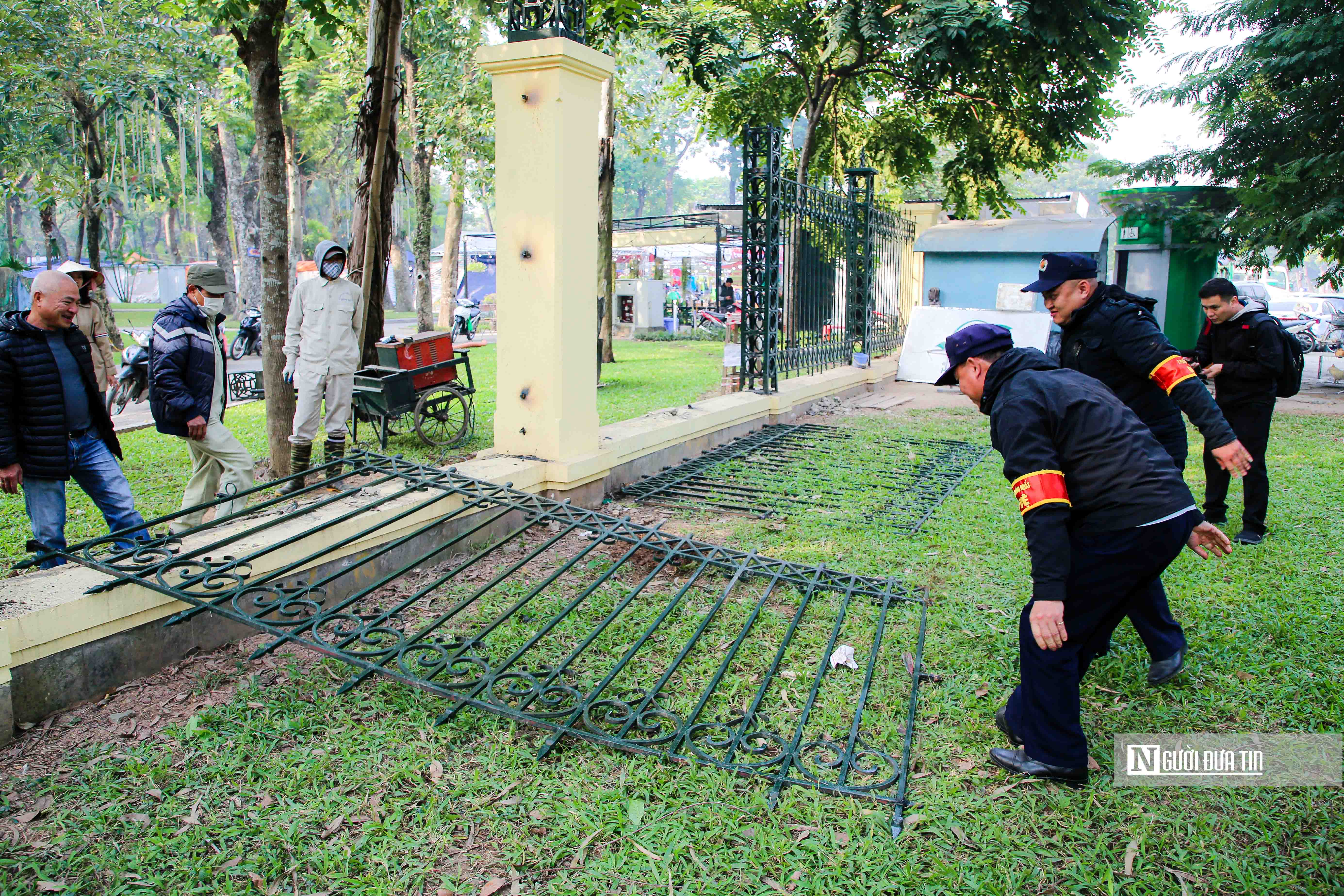 Dân sinh - Hà Nội: Tháo dỡ hàng rào sắt xung quanh công viên Thống Nhất (Hình 5).