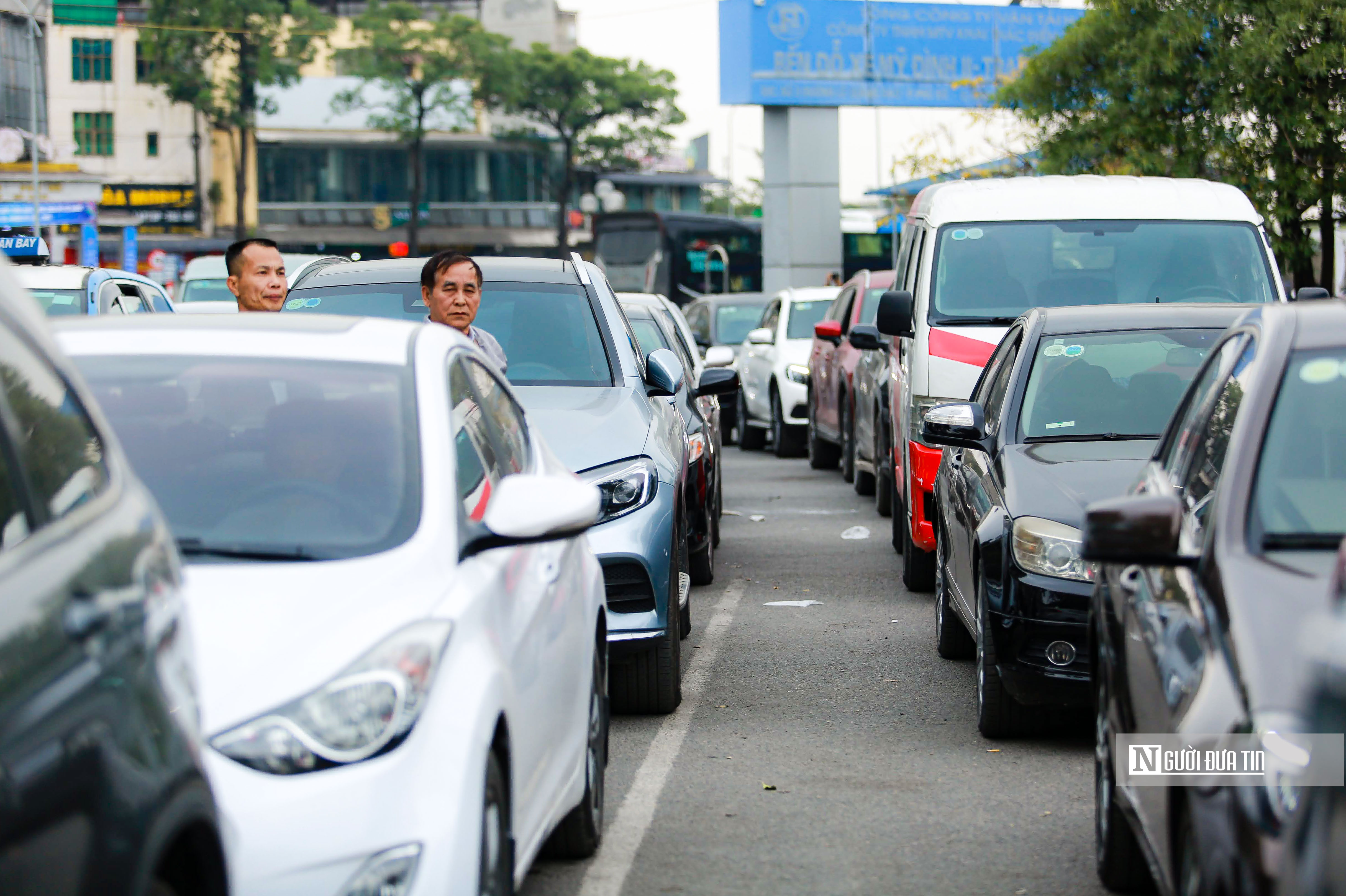 Sự kiện - Hà Nội: Ôtô xếp hàng dài chờ 2 tiếng vẫn chưa đến lượt đăng kiểm  (Hình 6).