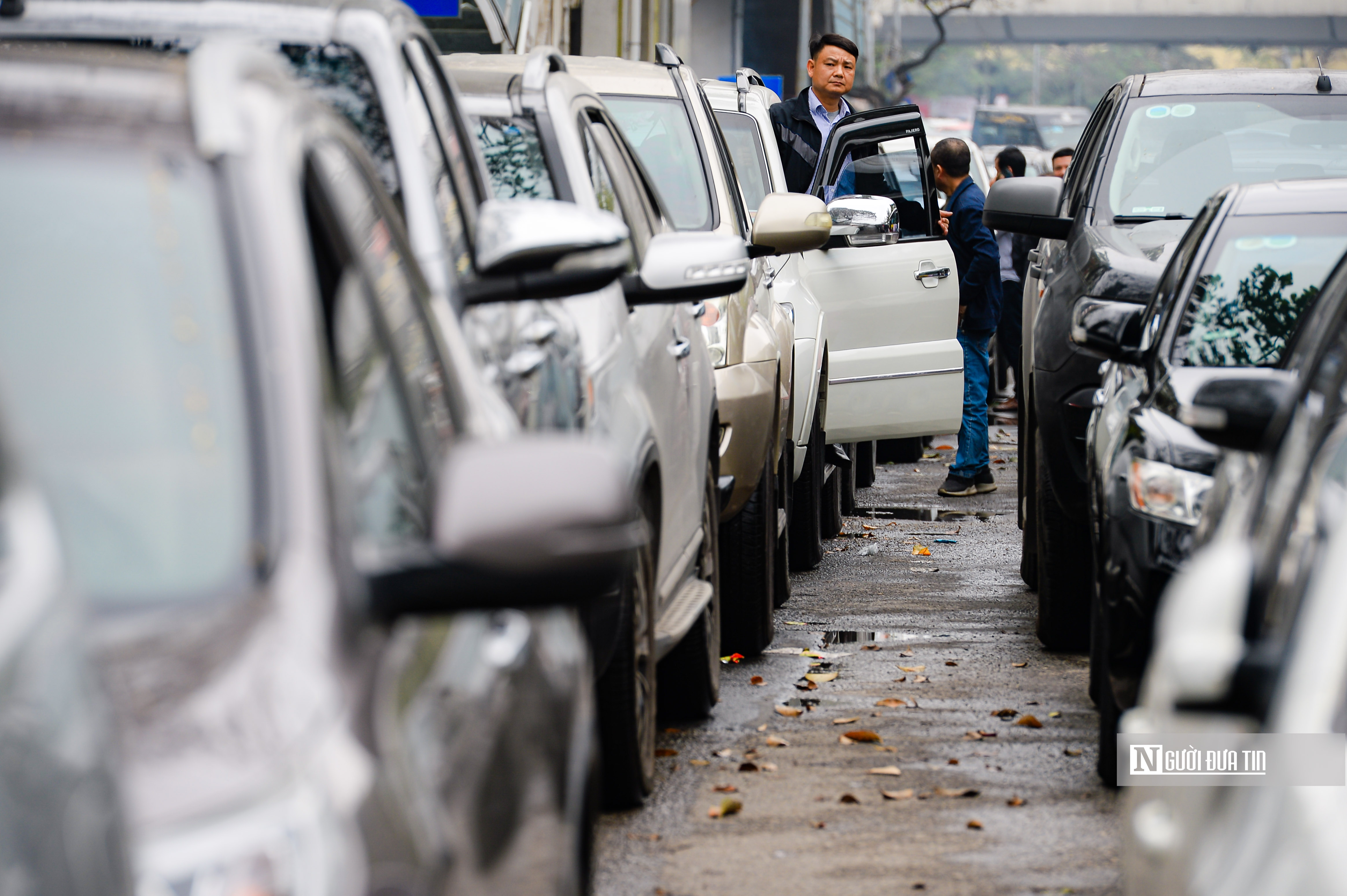 Tiêu điểm - Hà Nội: Đăng kiểm 5 lần không được, nữ tài xế bị phạt vì quá hạn (Hình 5).