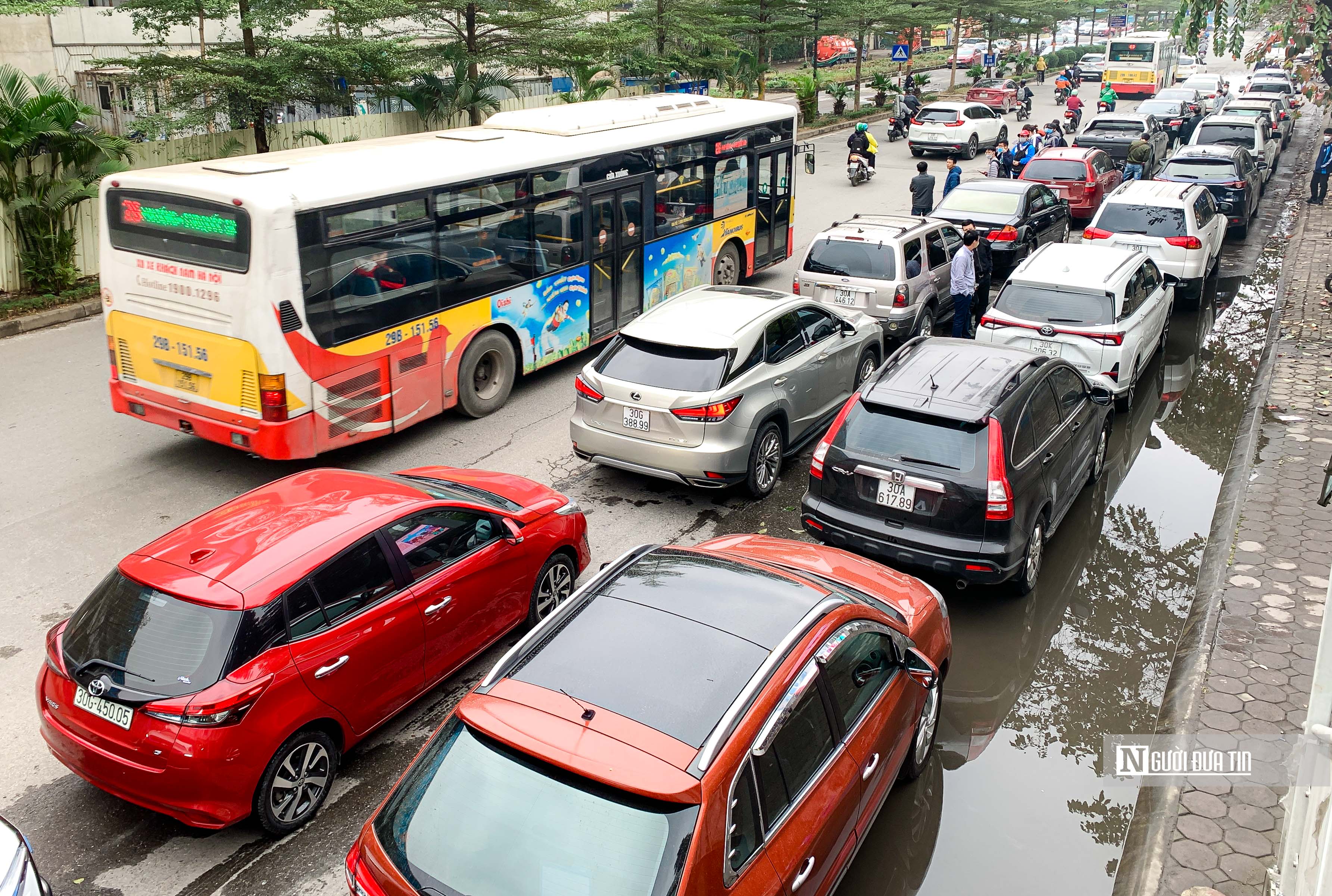 Tiêu điểm - Hà Nội: Đăng kiểm 5 lần không được, nữ tài xế bị phạt vì quá hạn (Hình 2).