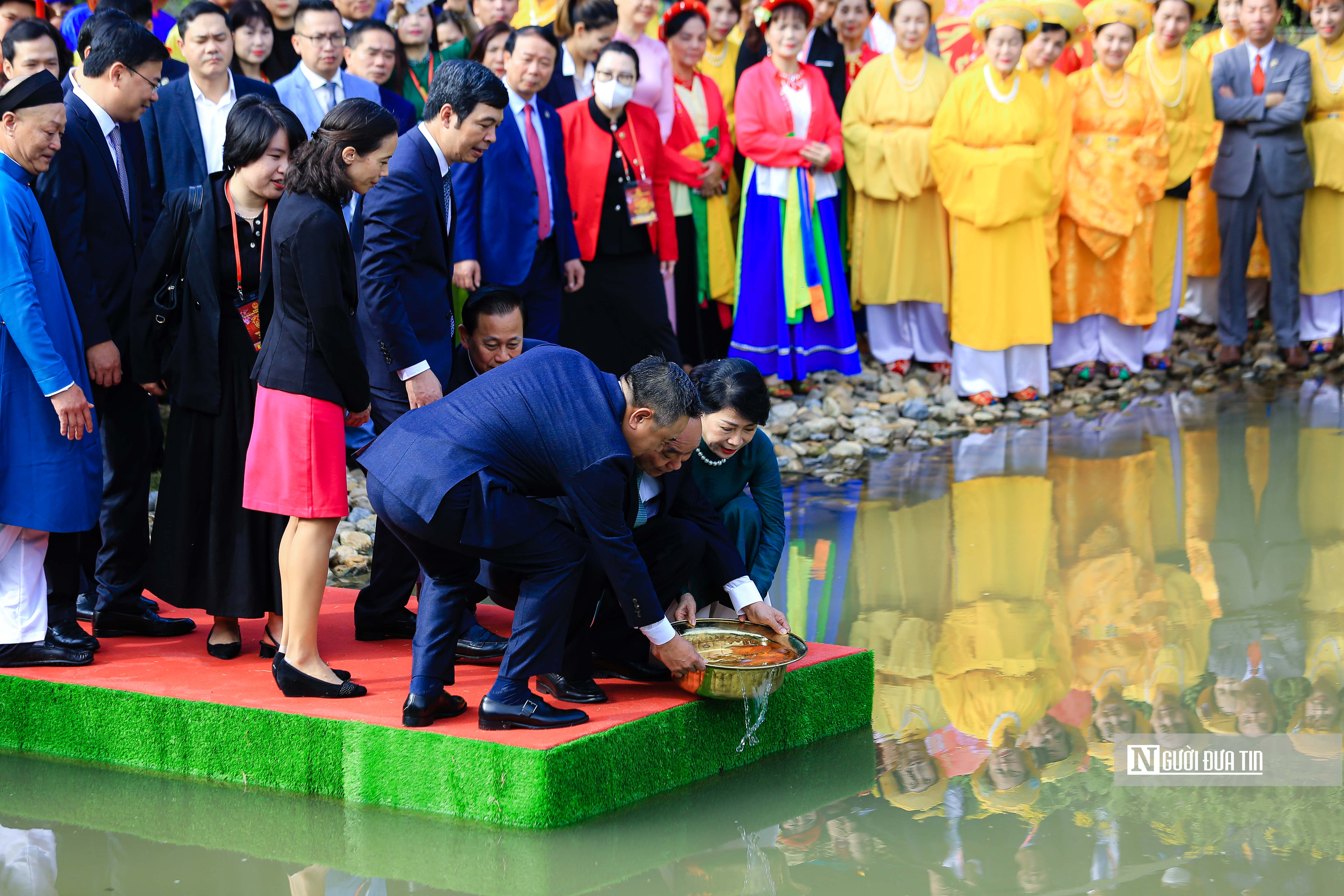 Tiêu điểm - Chủ tịch nước thả cá chép tiễn ông Công, ông Táo tại dòng sông cổ  (Hình 6).