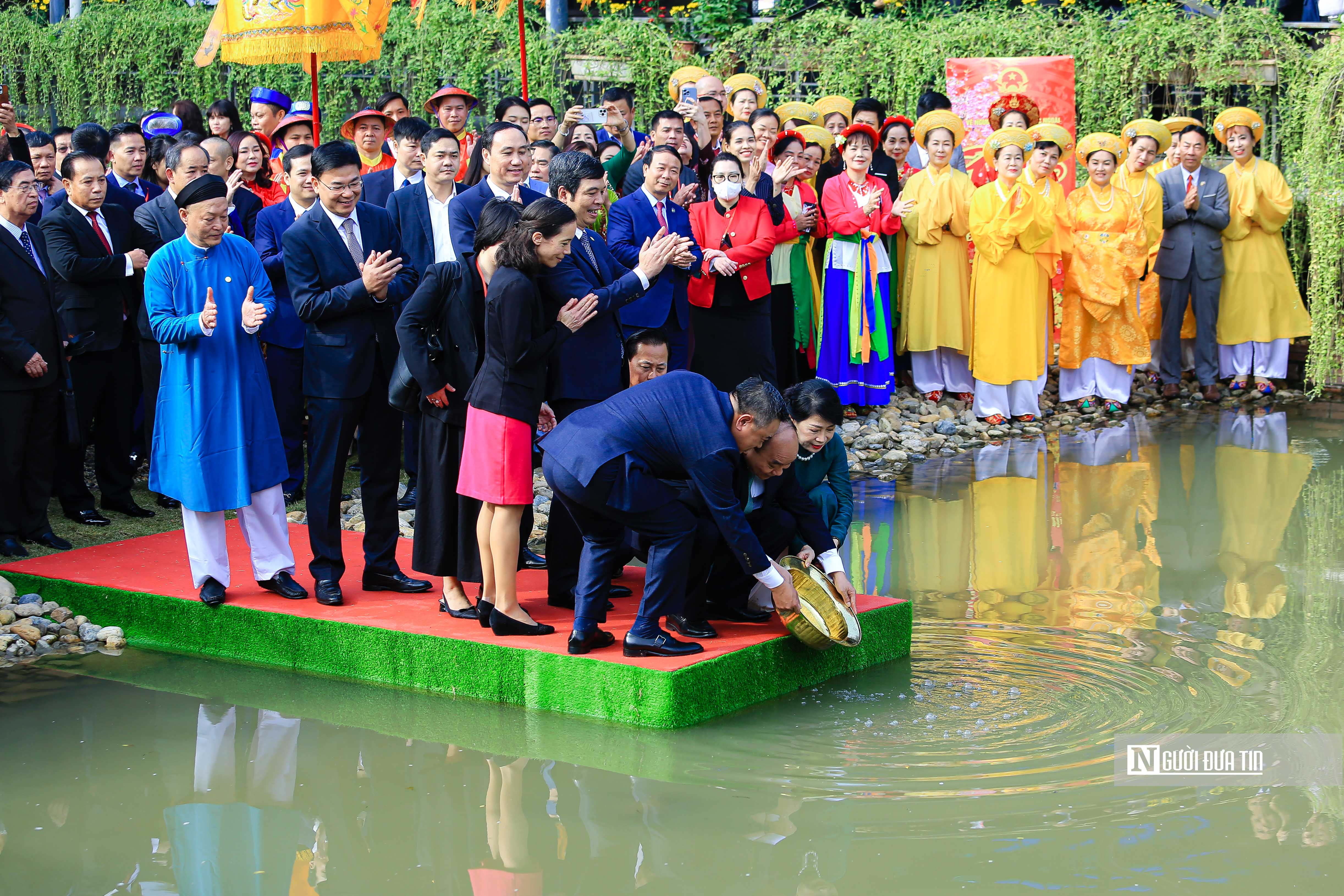 Tiêu điểm - Chủ tịch nước thả cá chép tiễn ông Công, ông Táo tại dòng sông cổ  (Hình 8).