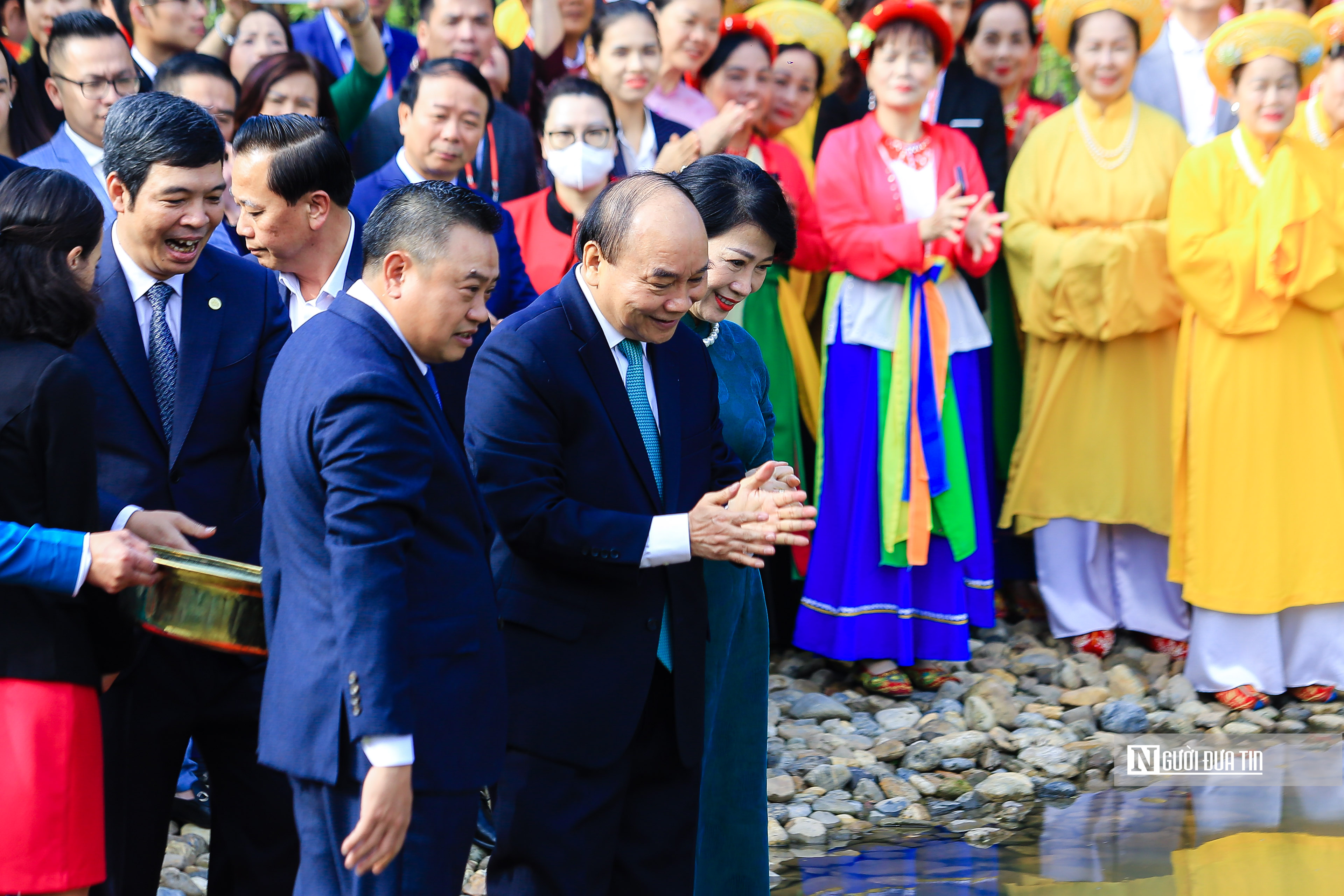 Tiêu điểm - Chủ tịch nước thả cá chép tiễn ông Công, ông Táo tại dòng sông cổ  (Hình 9).