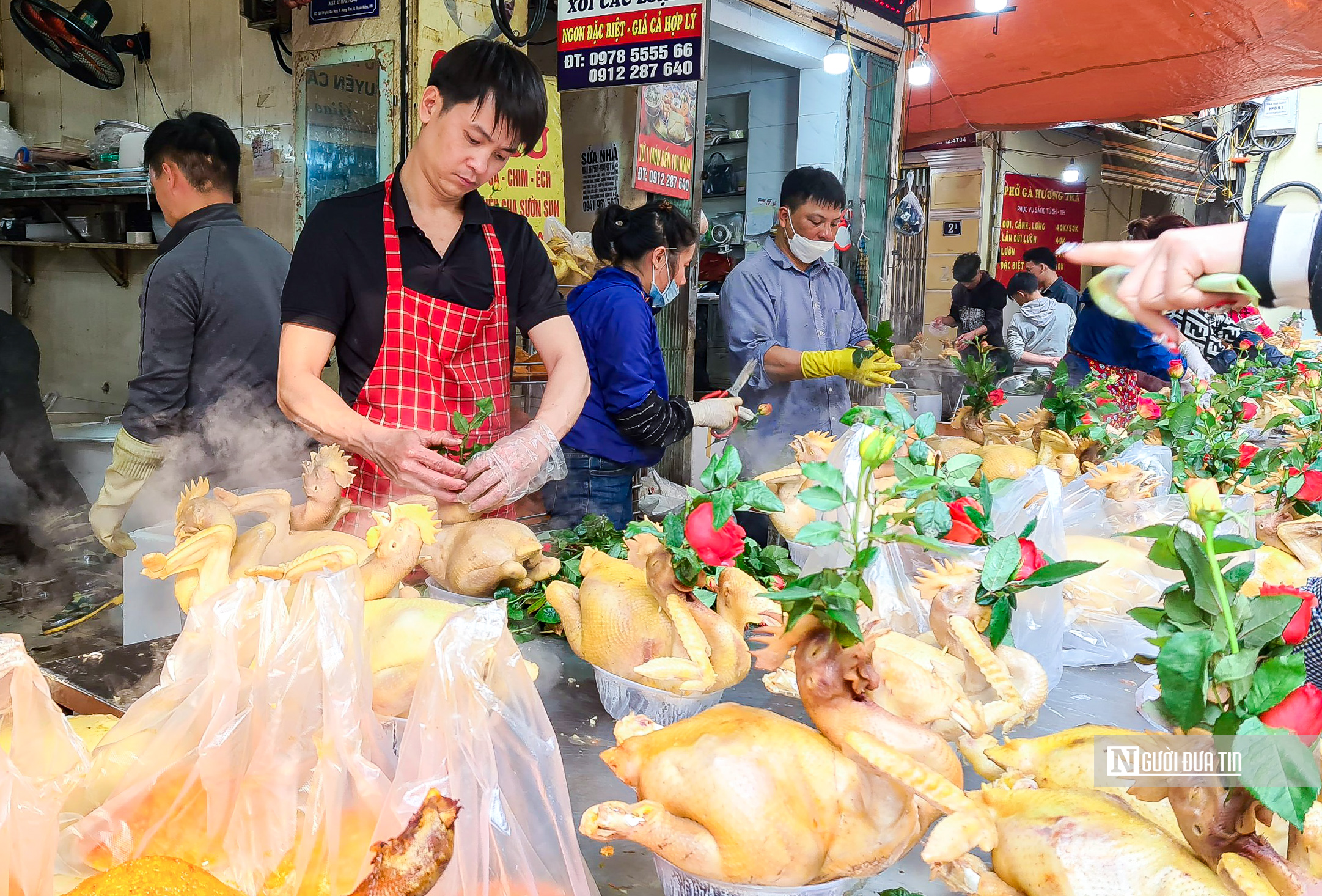 Tiêu dùng & Dư luận - Người dân chen chân mua gà ngậm hoa hồng cúng giao thừa (Hình 5).