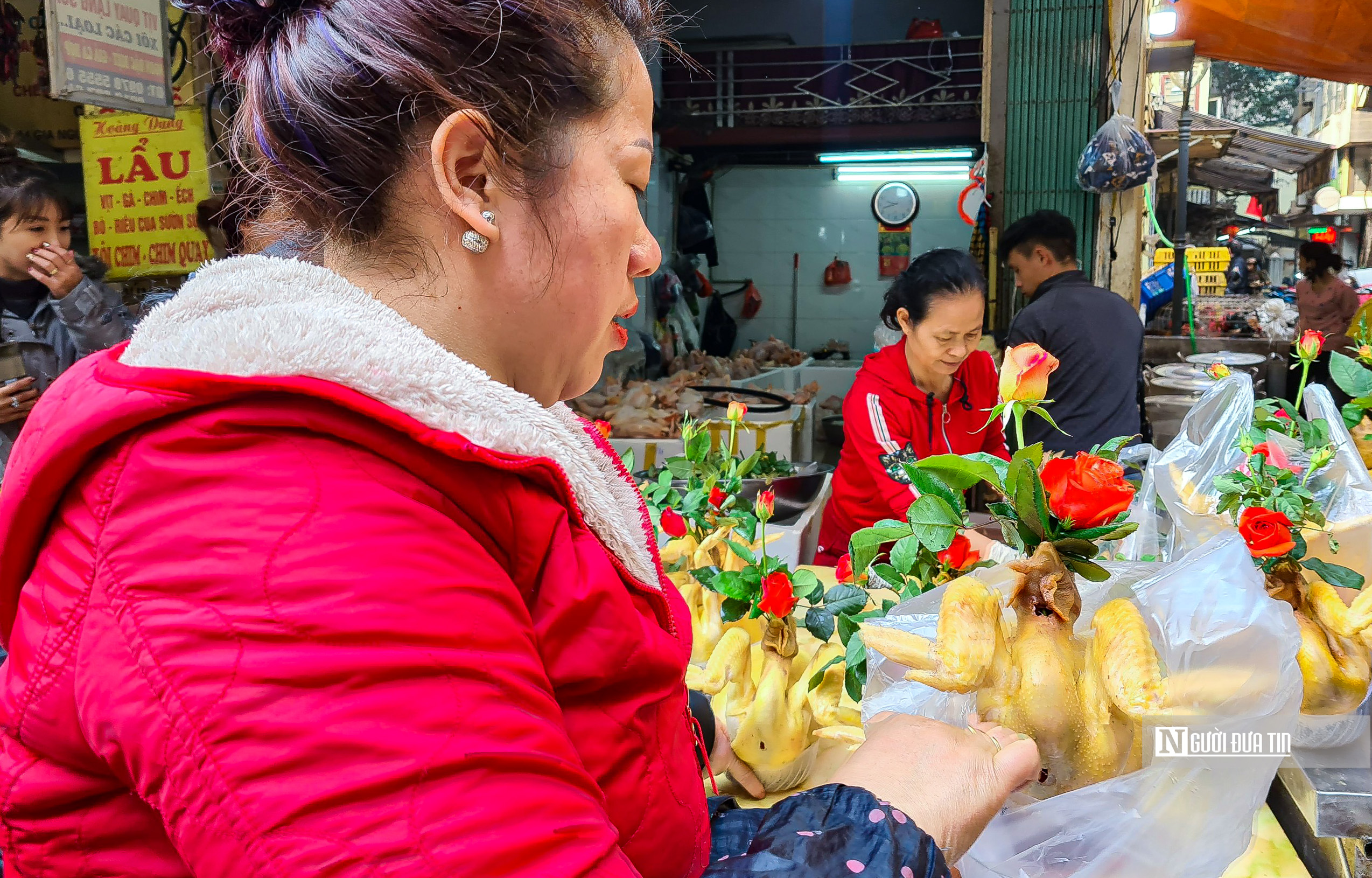 Tiêu dùng & Dư luận - Người dân chen chân mua gà ngậm hoa hồng cúng giao thừa (Hình 7).