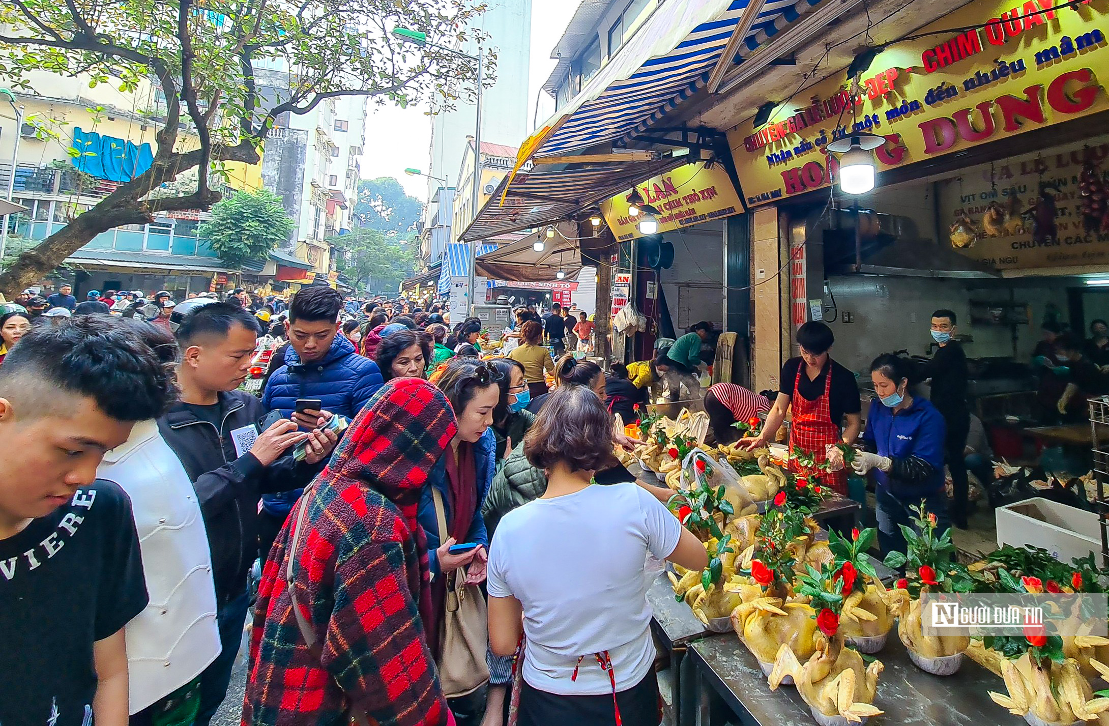 Tiêu dùng & Dư luận - Người dân chen chân mua gà ngậm hoa hồng cúng giao thừa