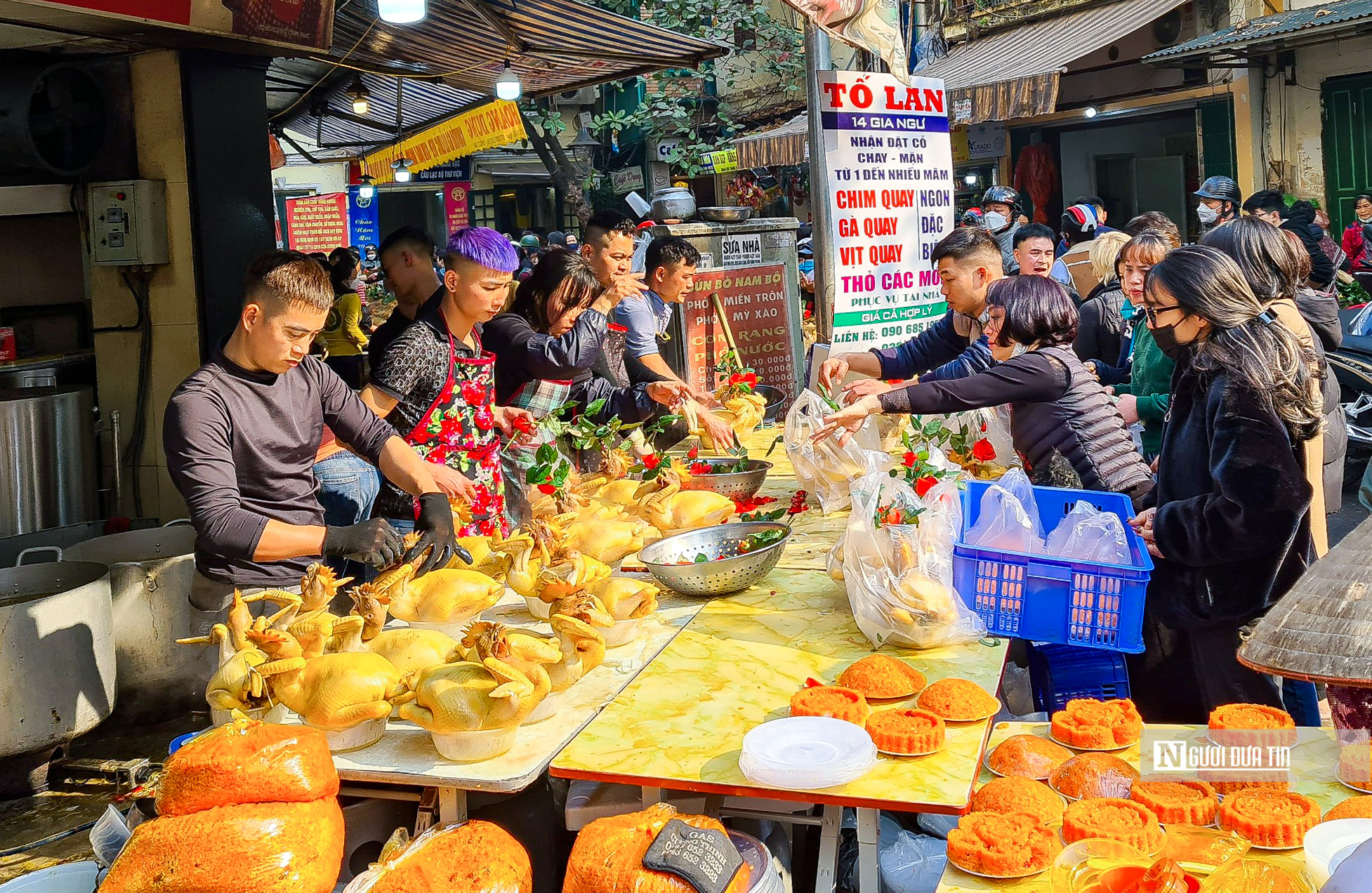 Tiêu dùng & Dư luận - Người dân chen chân mua gà ngậm hoa hồng cúng giao thừa (Hình 2).