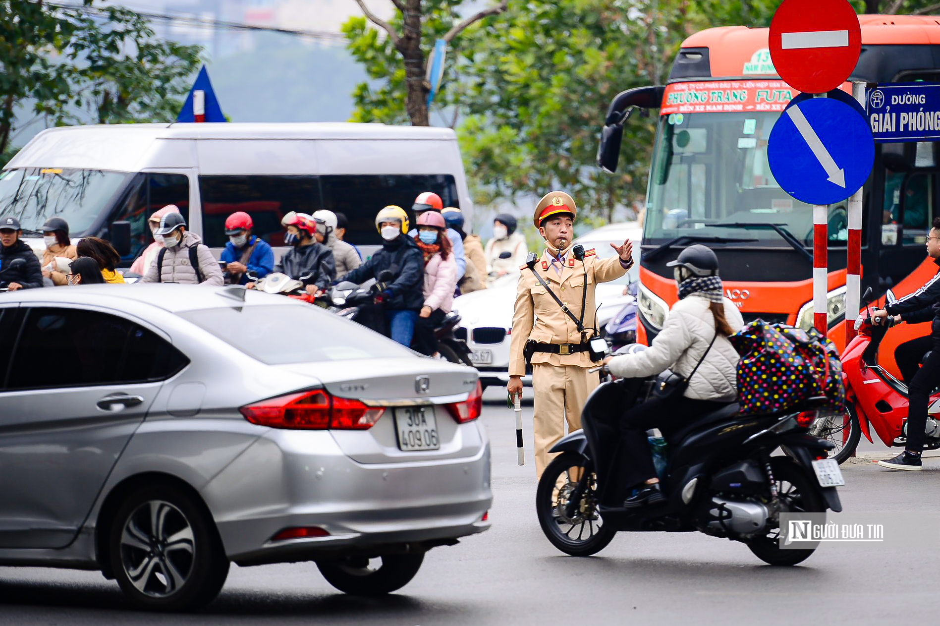 Sự kiện - Người dân trở lại Thủ đô, giao thông 'dễ thở' (Hình 9).