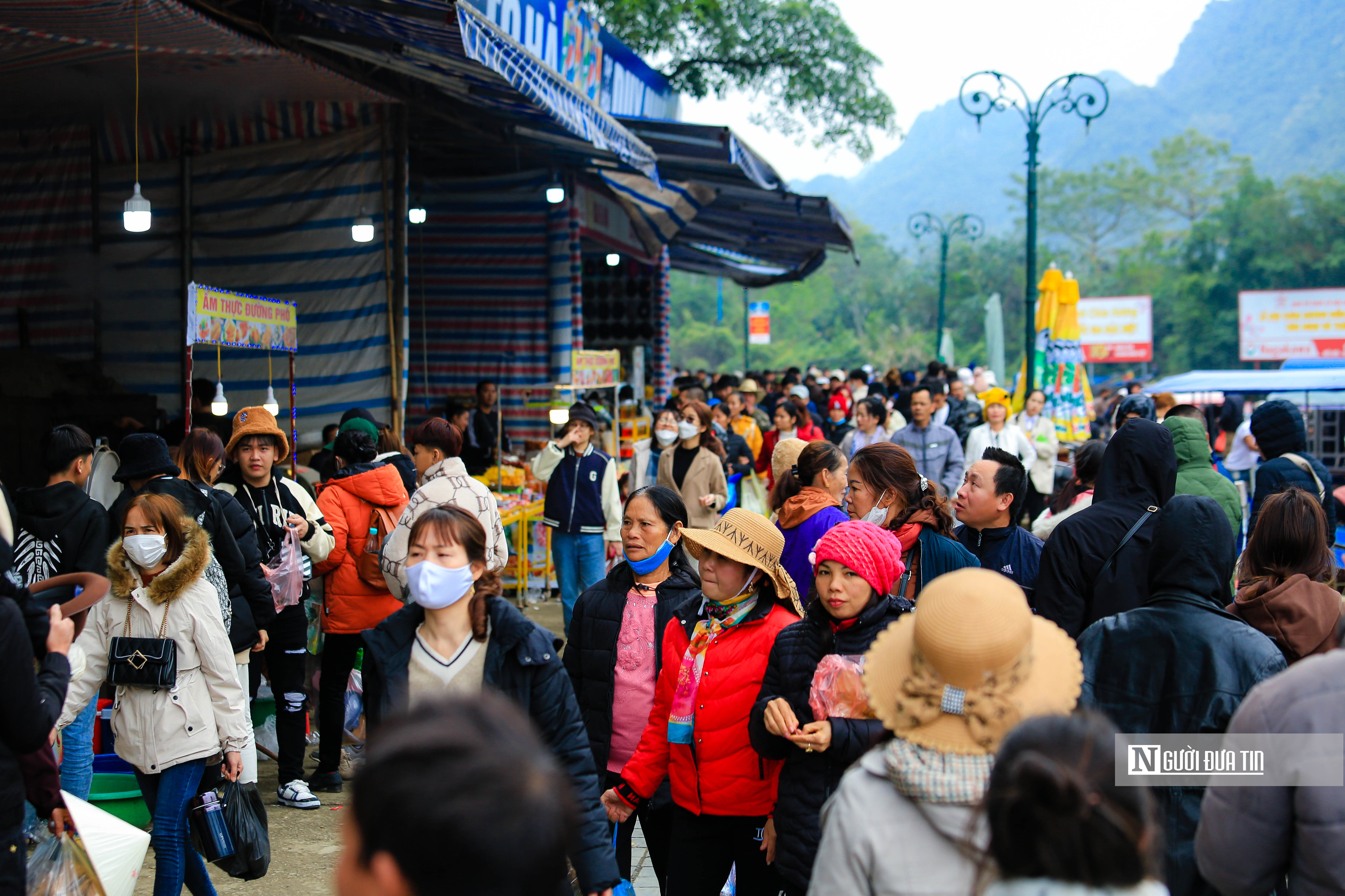 Sự kiện - Hàng vạn người đổ về chùa Hương trẩy hội (Hình 7).