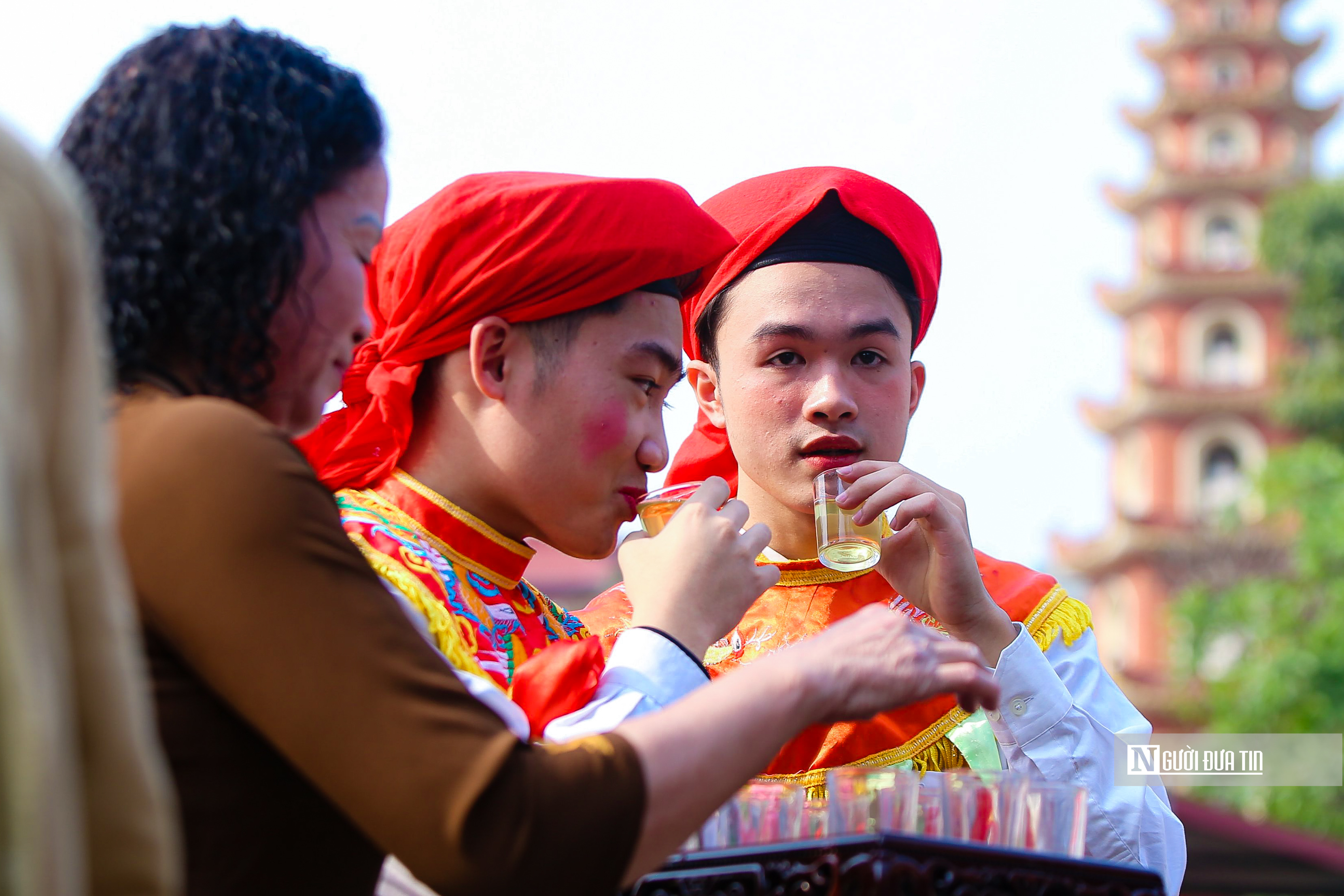 Văn hoá - Trai tráng tô son, đánh phấn múa bồng ở Hà Nội (Hình 7).