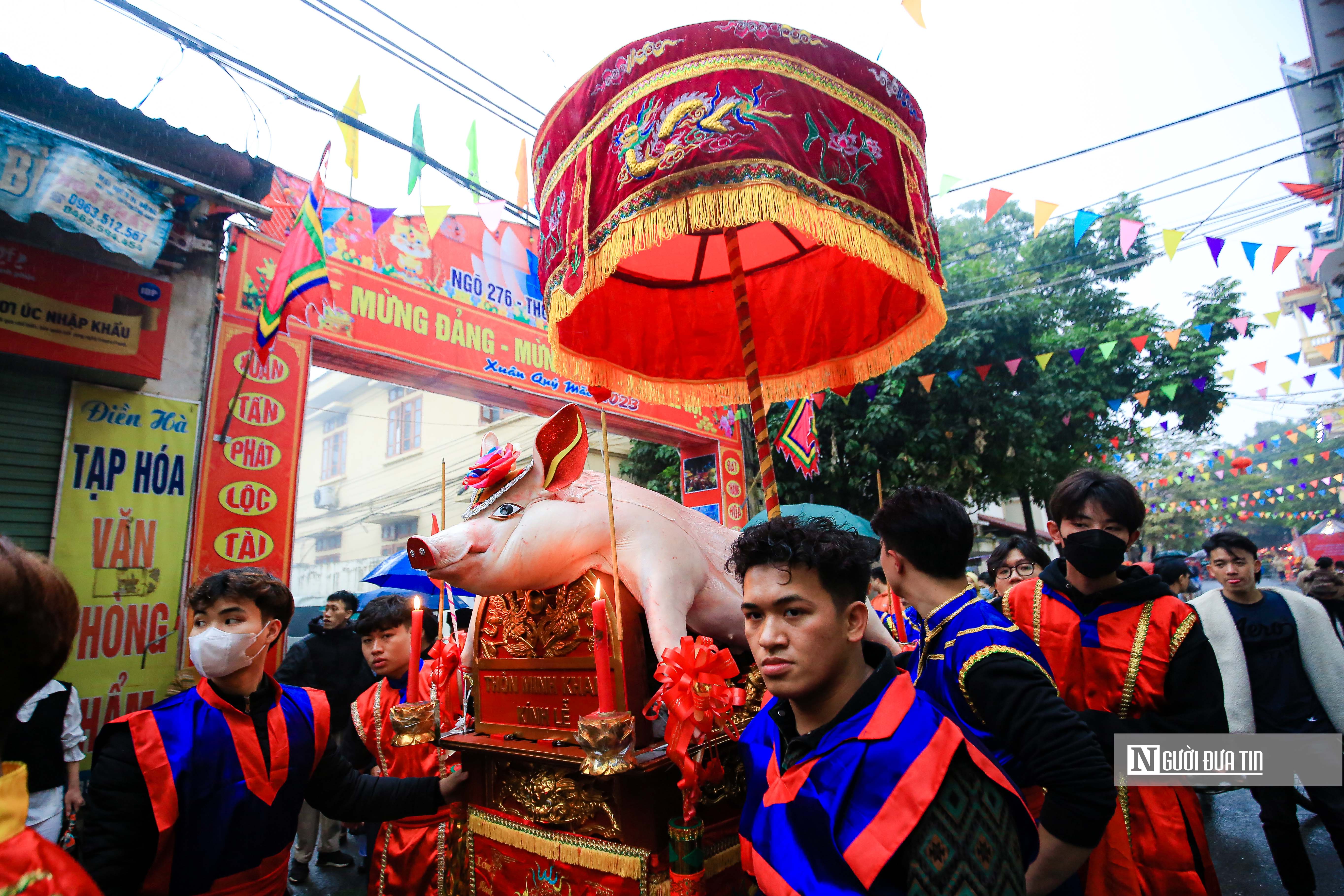 Sự kiện - Người dân chen chân xem rước 'ông lợn' ở ngoại thành Hà Nội (Hình 2).