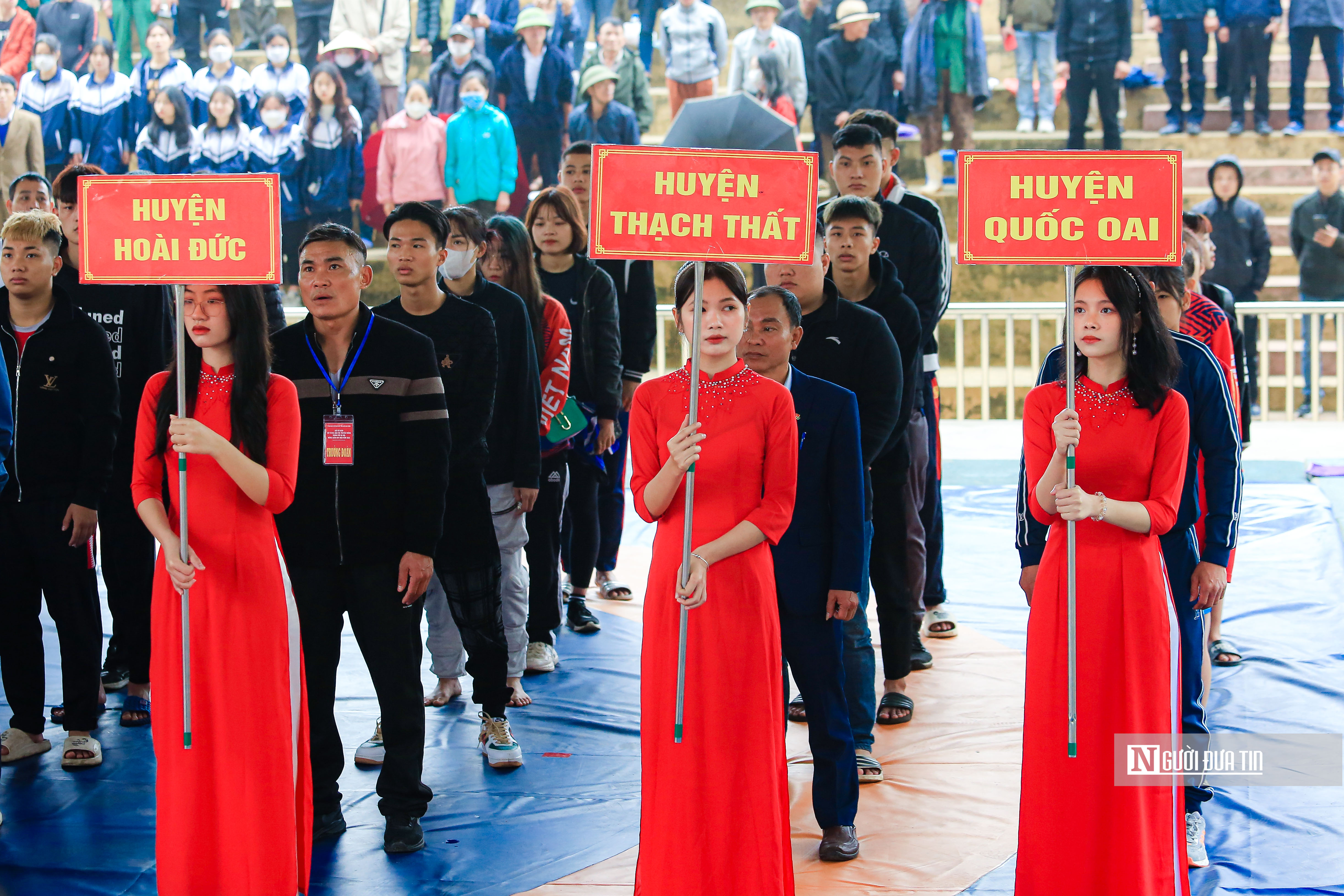 Sự kiện - Người dân đội mưa xem vật tự do, truyền thống ở Hà Nội