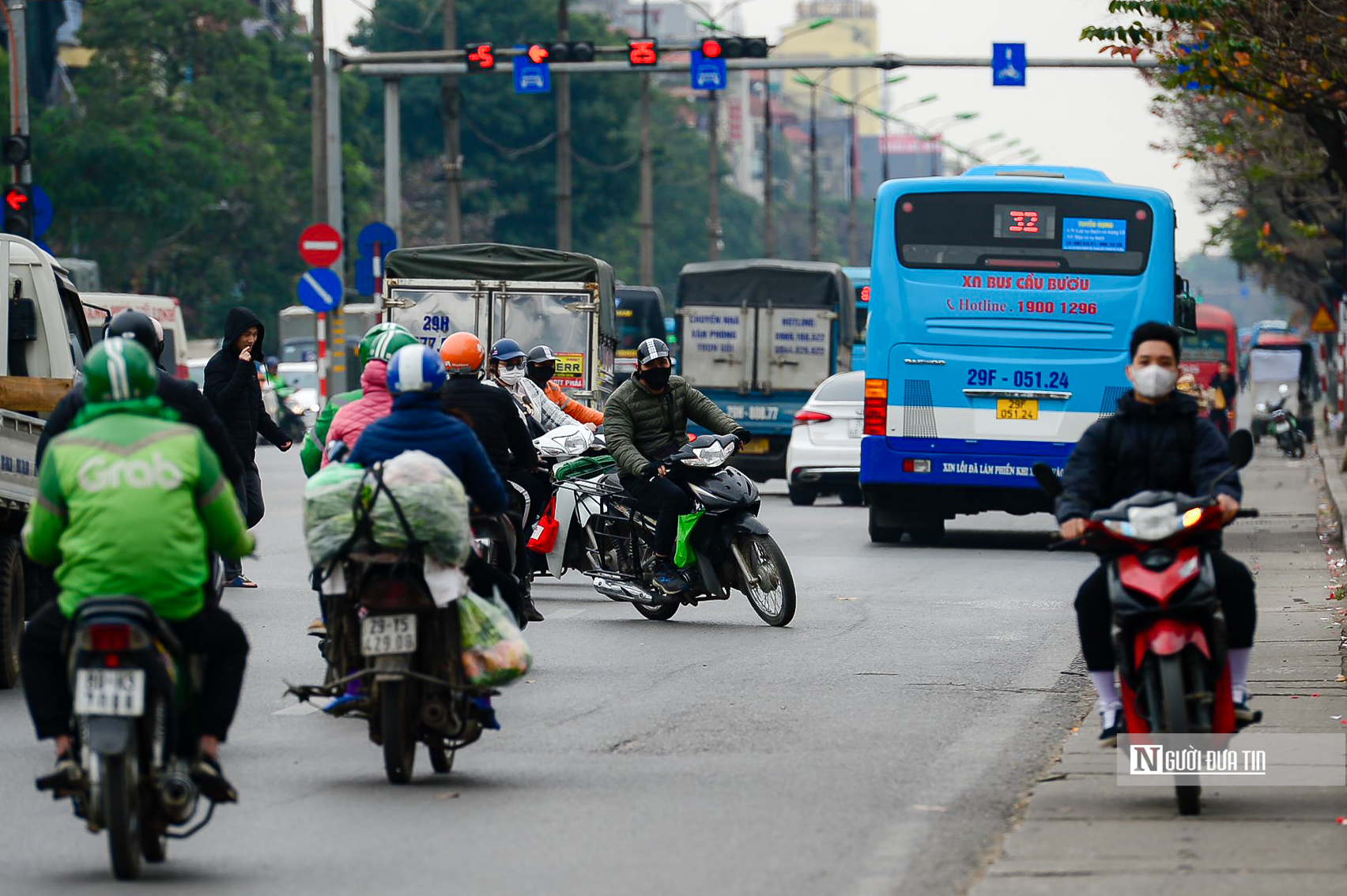 Sự kiện - Bất chấp nguy hiểm, xe máy nối đuôi nhau đi ngược chiều (Hình 6).