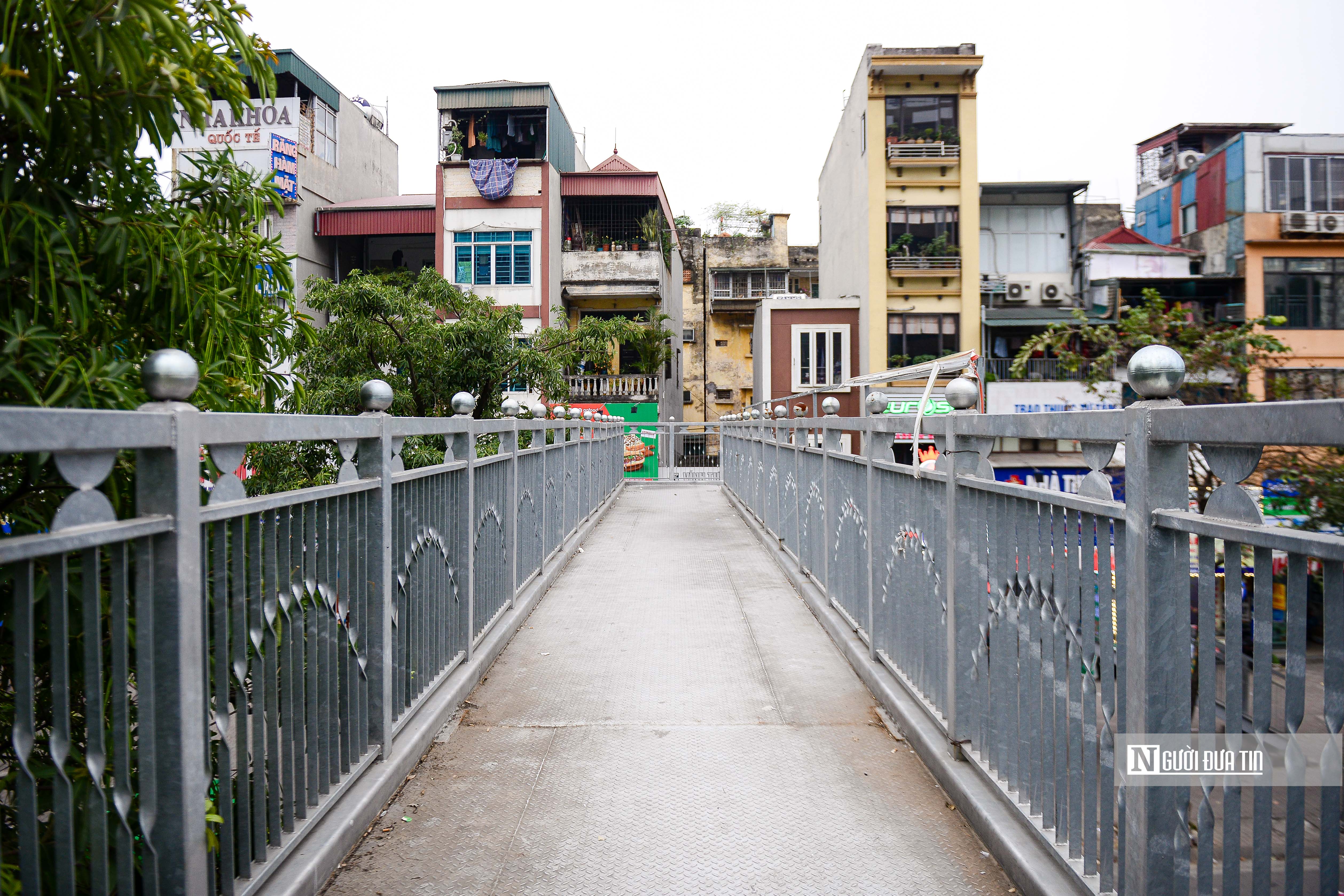 Dân sinh - Người dân bất chấp nguy hiểm sang đường, lãng quên cầu bộ hành (Hình 12).