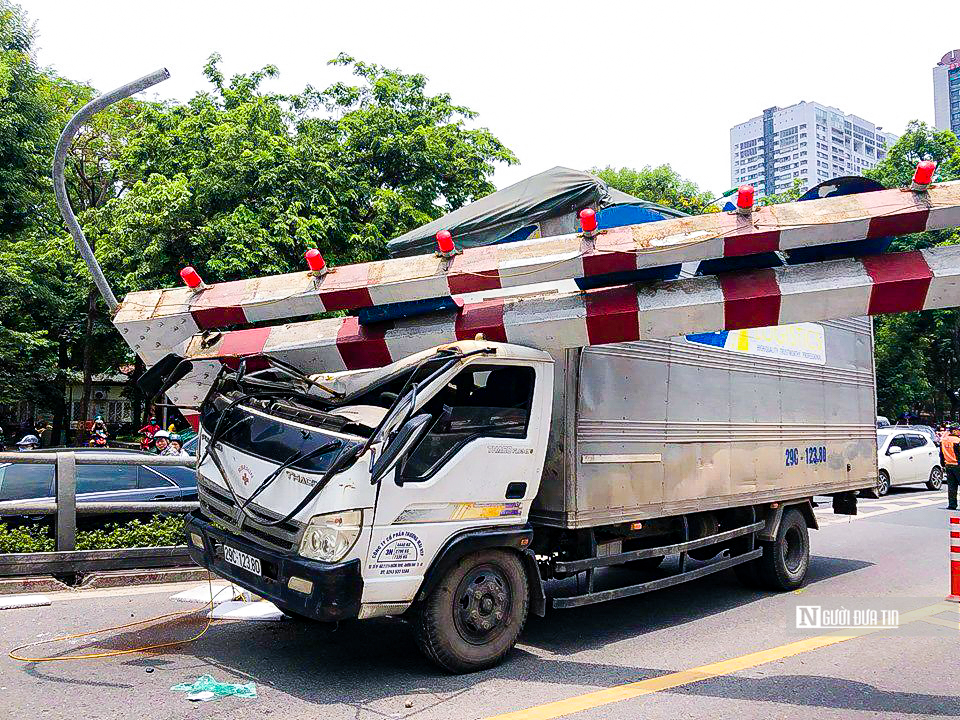 Dân sinh - Cận cảnh hệ thống biển báo thông minh, cảnh báo từ xa của Hà Nội