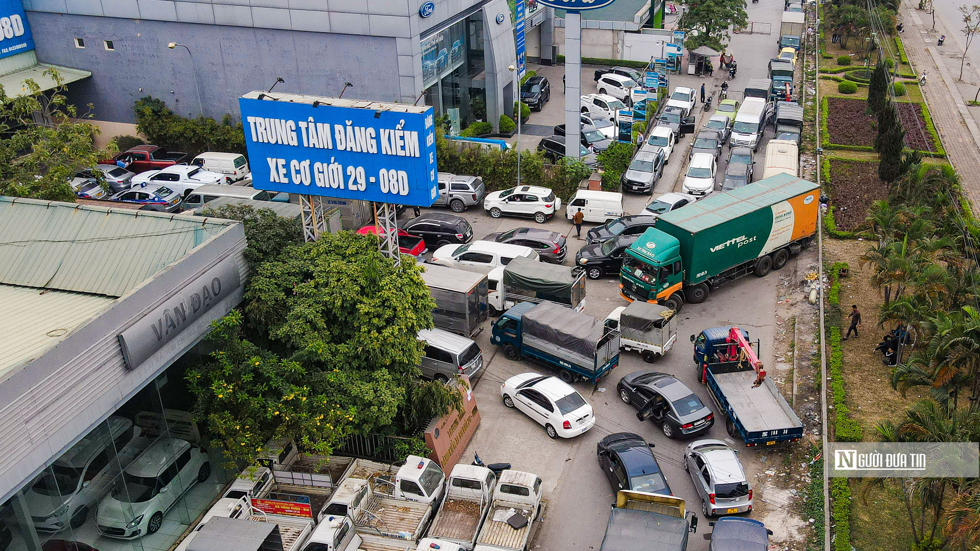 Sự kiện - Hà Nội: Xếp hàng 2 ngày vẫn chưa được đăng kiểm (Hình 10).