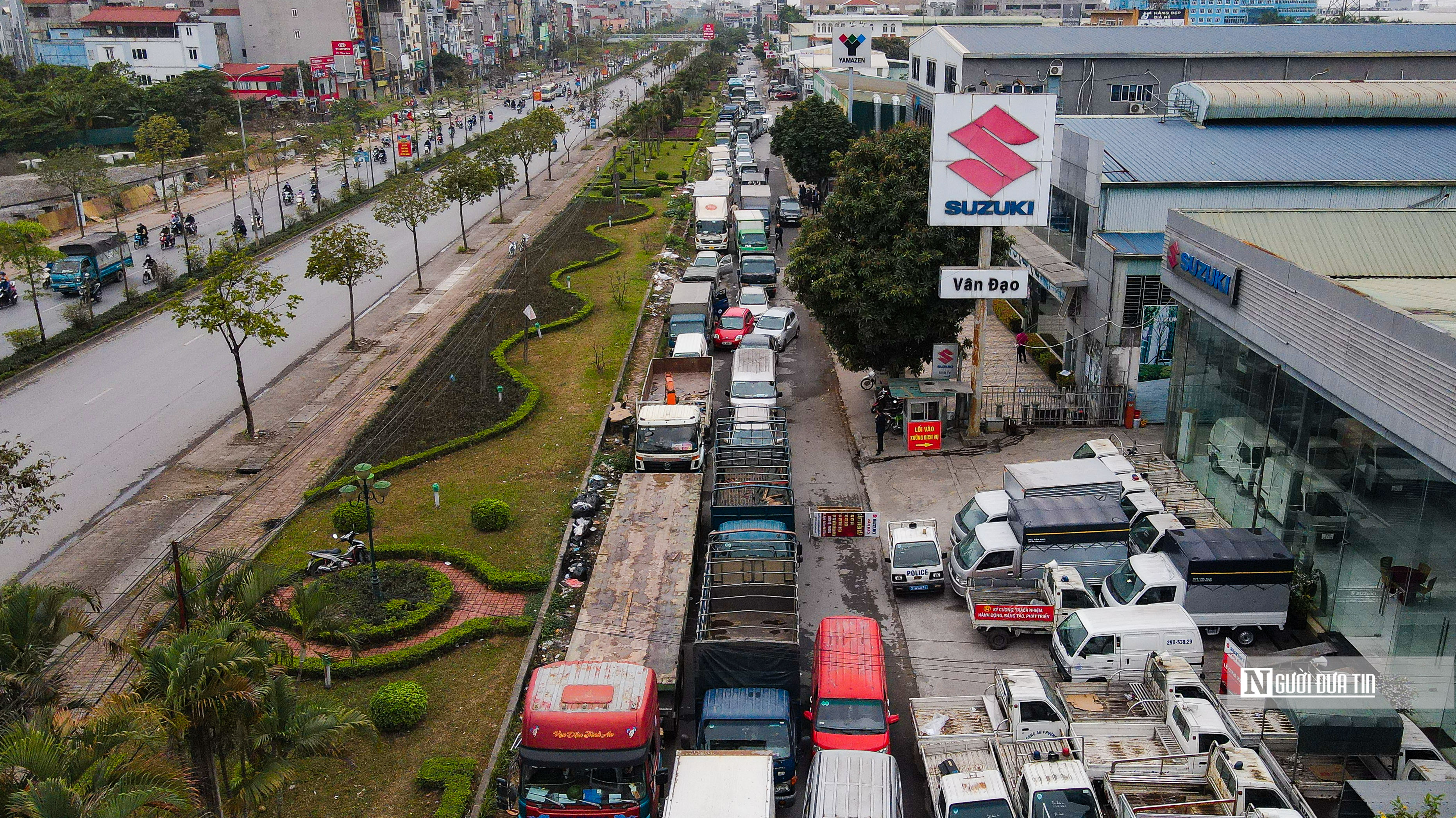 Sự kiện - Hà Nội: Hàng xe nối dài tại trung tâm đăng kiểm trước thời điểm bị khám xét (Hình 6).