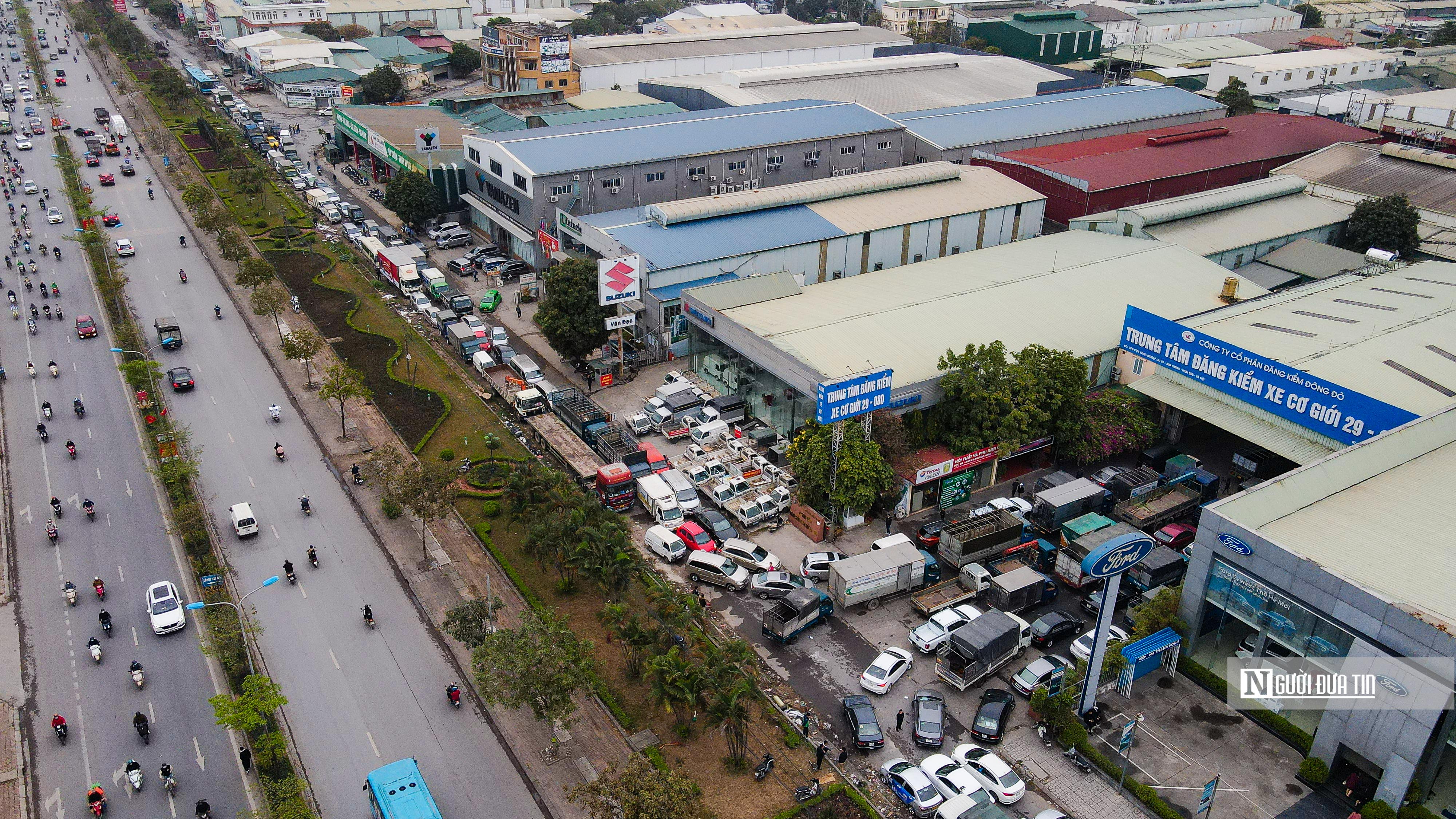 Sự kiện - Hà Nội: Hàng xe nối dài tại trung tâm đăng kiểm trước thời điểm bị khám xét (Hình 8).