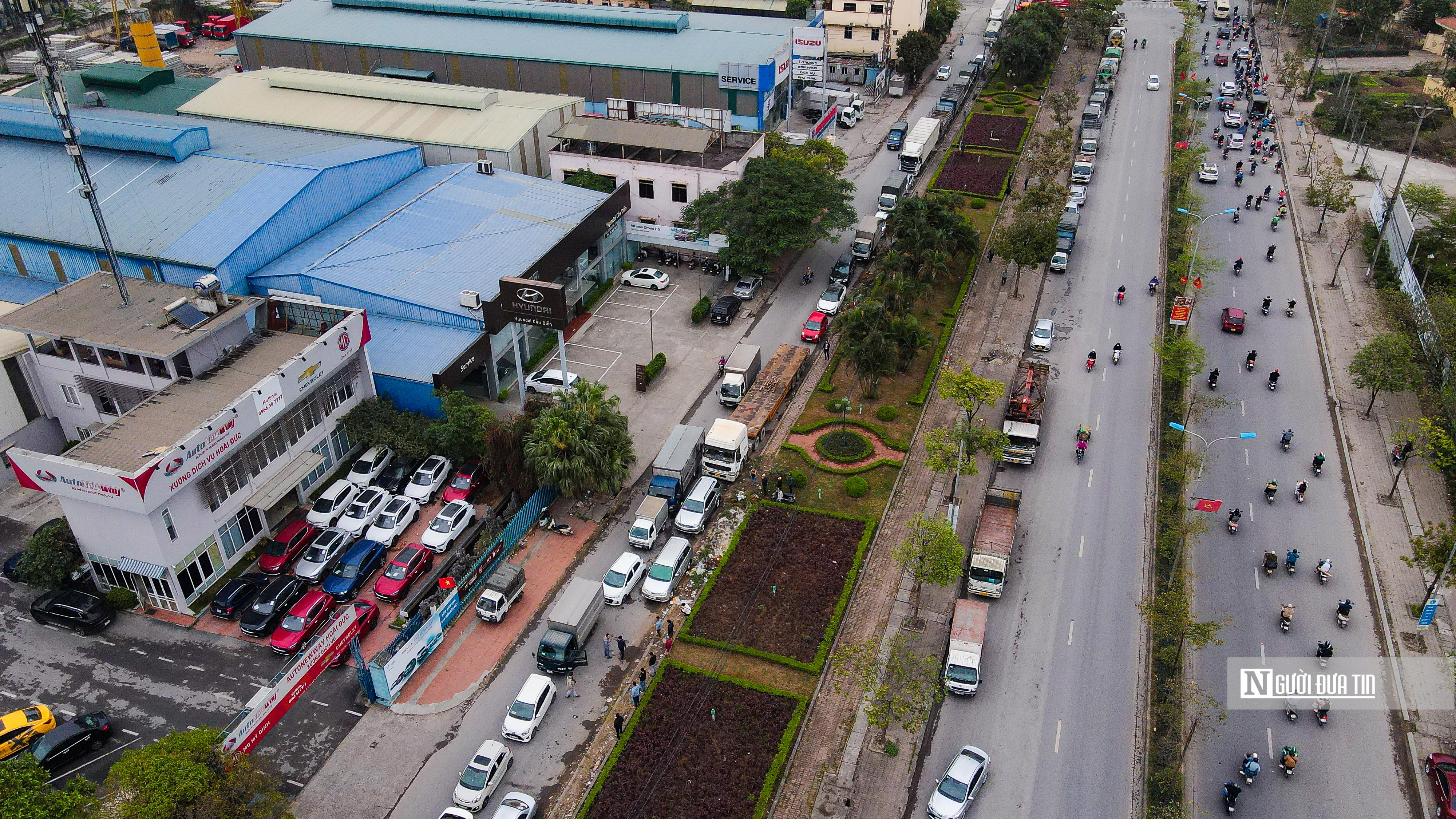 Sự kiện - Hà Nội: Hàng xe nối dài tại trung tâm đăng kiểm trước thời điểm bị khám xét (Hình 7).