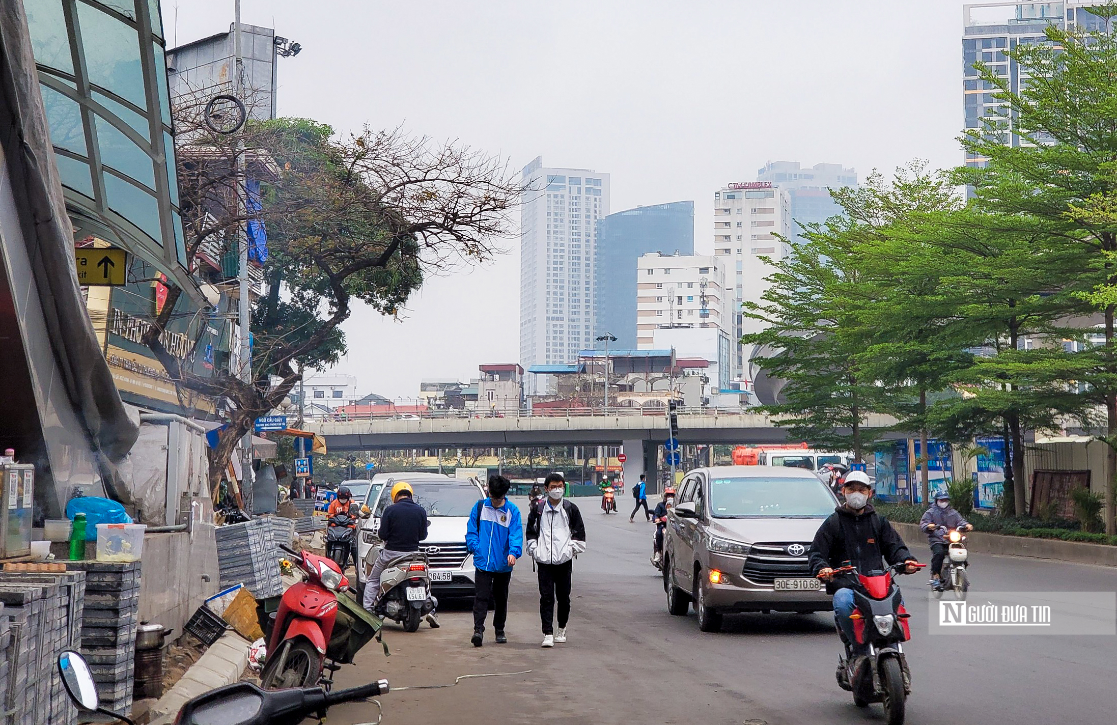 Sự kiện - Nhếch nhác vỉa hè, nhà ga đường sắt Nhổn - Ga Hà Nội bị lấn chiếm