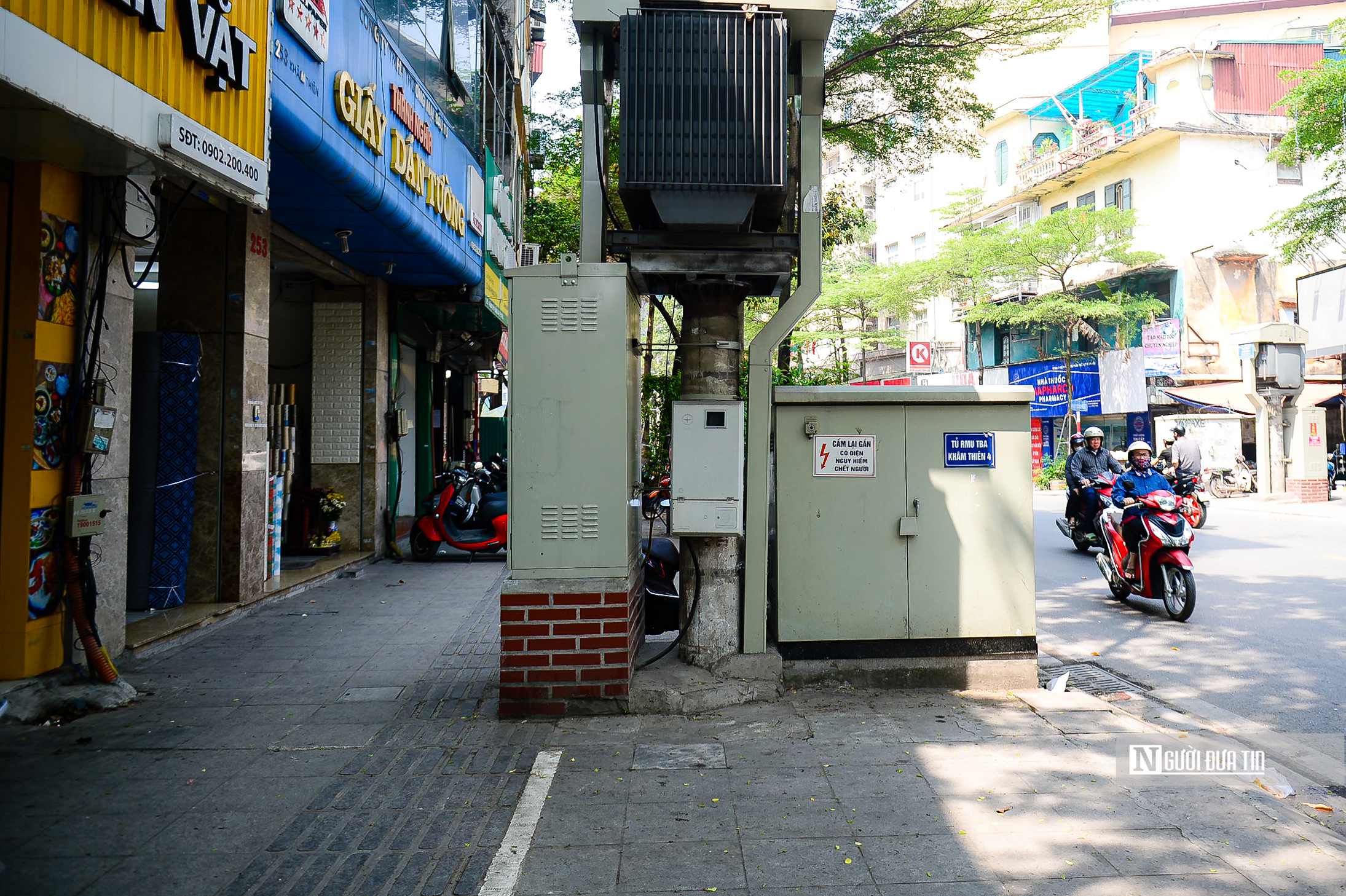 Dân sinh - Hà Nội: Người đi bộ luồn lách tránh gốc cây và bốt điện trên vỉa hè (Hình 13).