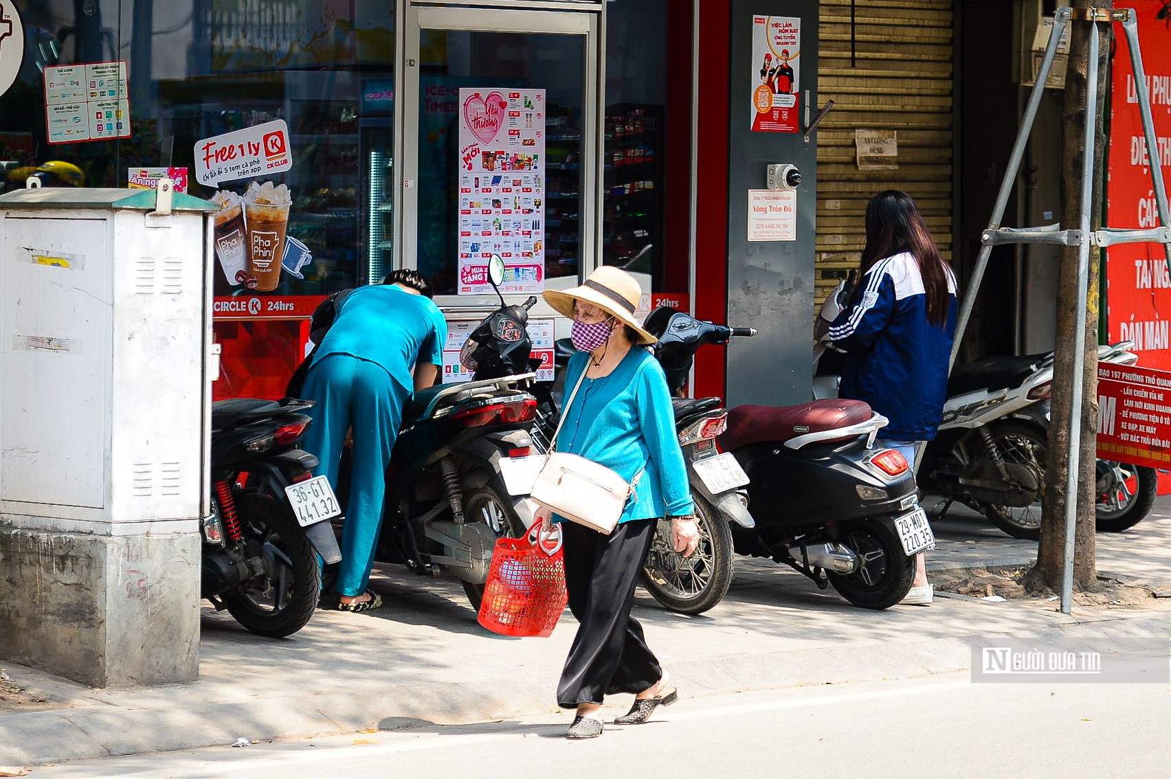 Dân sinh - Hà Nội: Người đi bộ luồn lách tránh gốc cây và bốt điện trên vỉa hè (Hình 12).