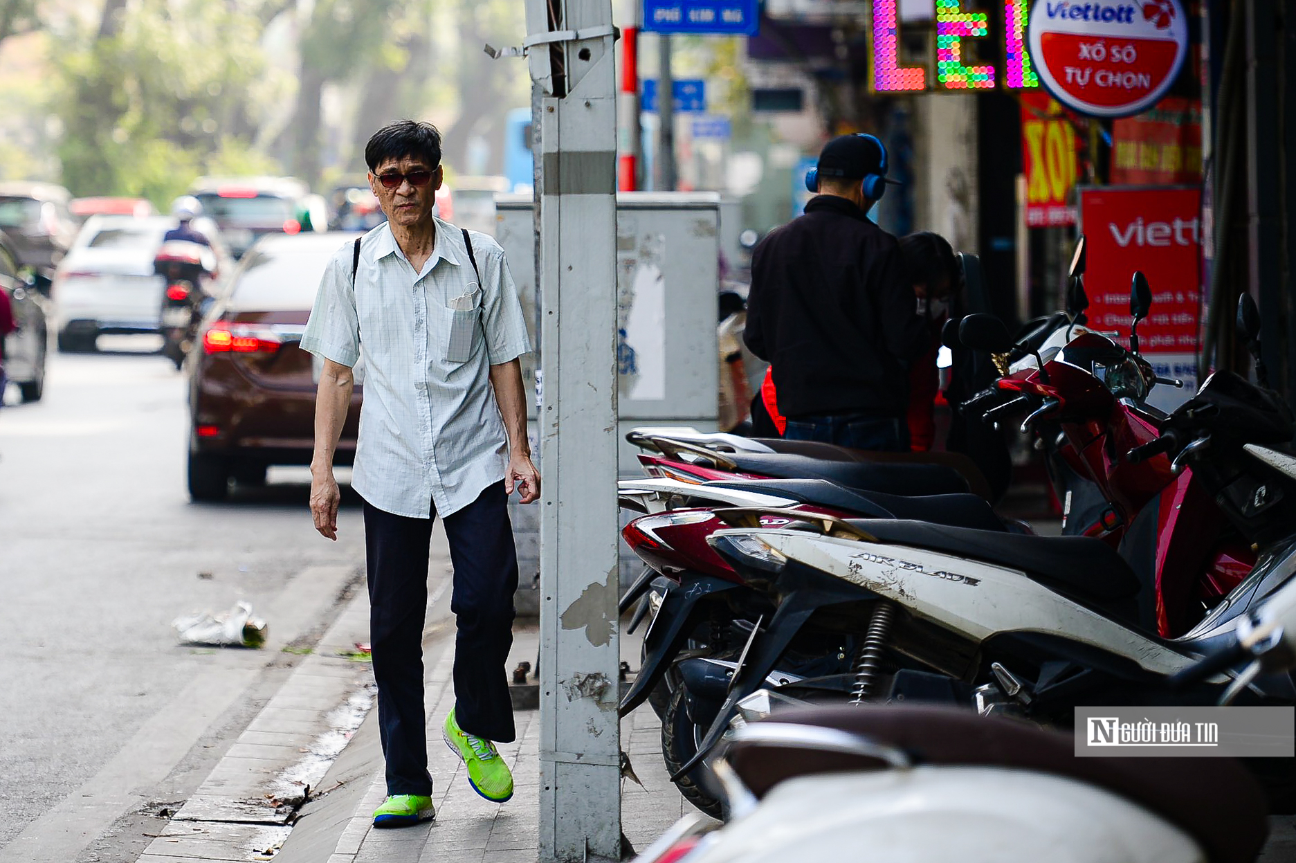 Dân sinh - Hà Nội: Người đi bộ luồn lách tránh gốc cây và bốt điện trên vỉa hè (Hình 7).