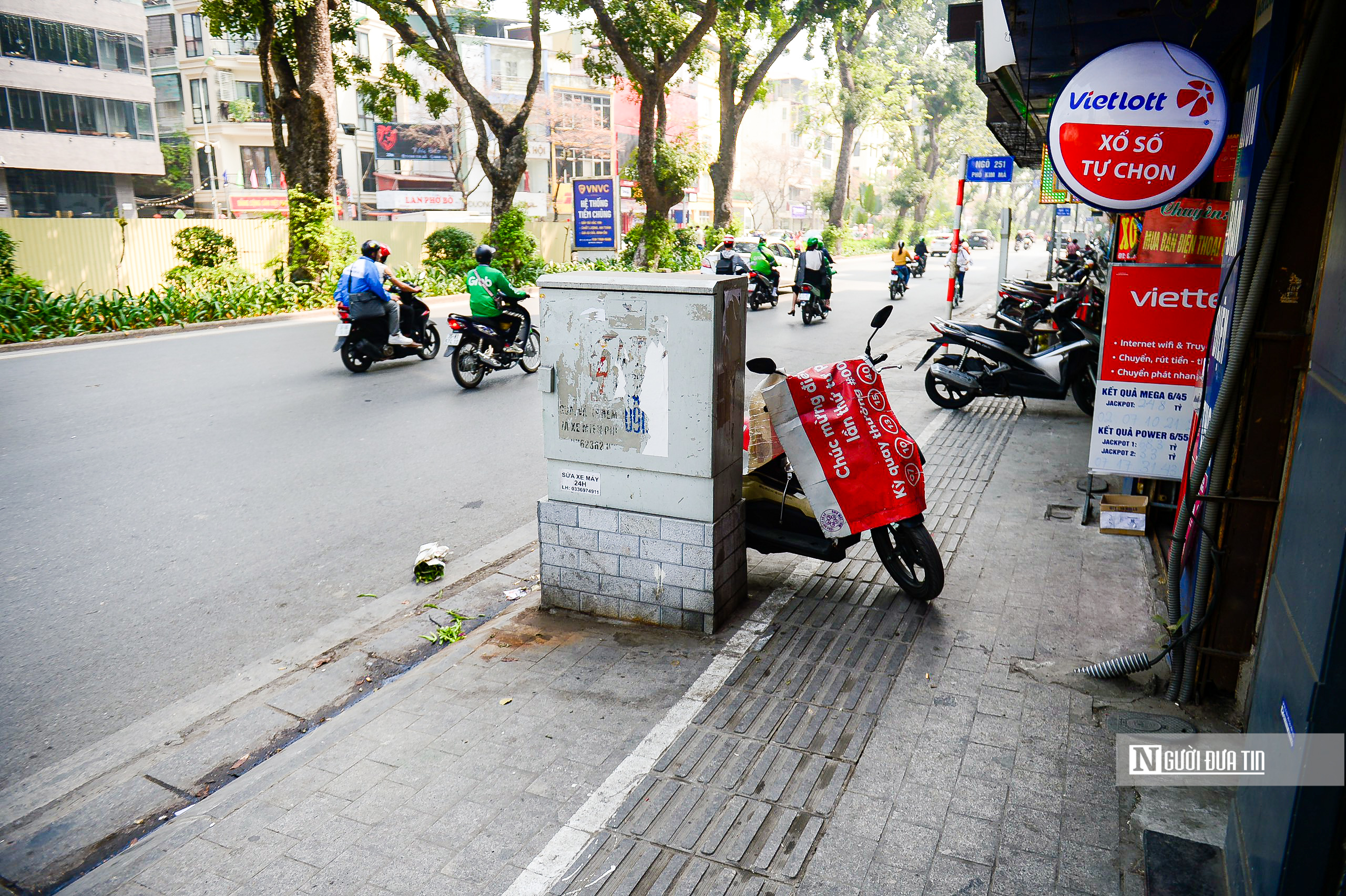 Dân sinh - Hà Nội: Người đi bộ luồn lách tránh gốc cây và bốt điện trên vỉa hè (Hình 2).