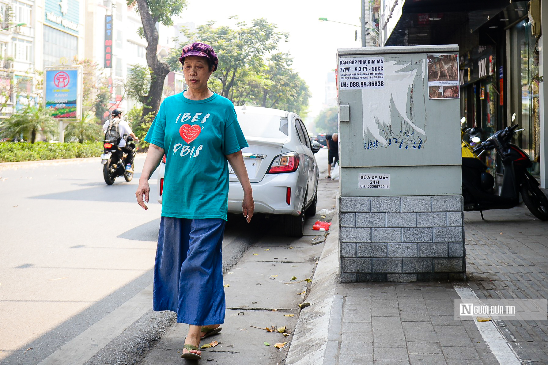 Dân sinh - Hà Nội: Người đi bộ luồn lách tránh gốc cây và bốt điện trên vỉa hè (Hình 11).