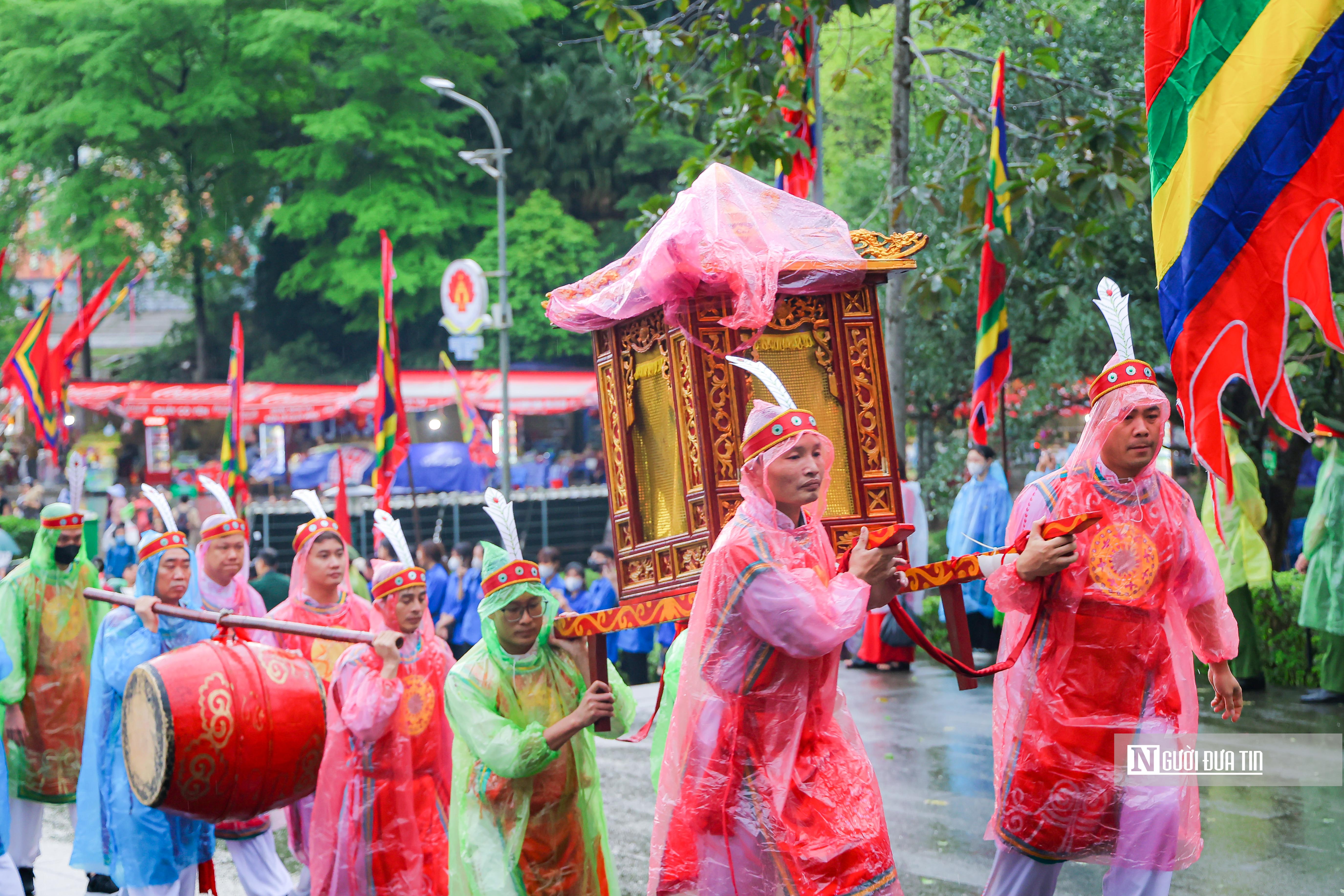 Tiêu điểm - Chủ tịch nước Võ Văn Thưởng dâng hương tưởng nhớ các vua Hùng (Hình 3).