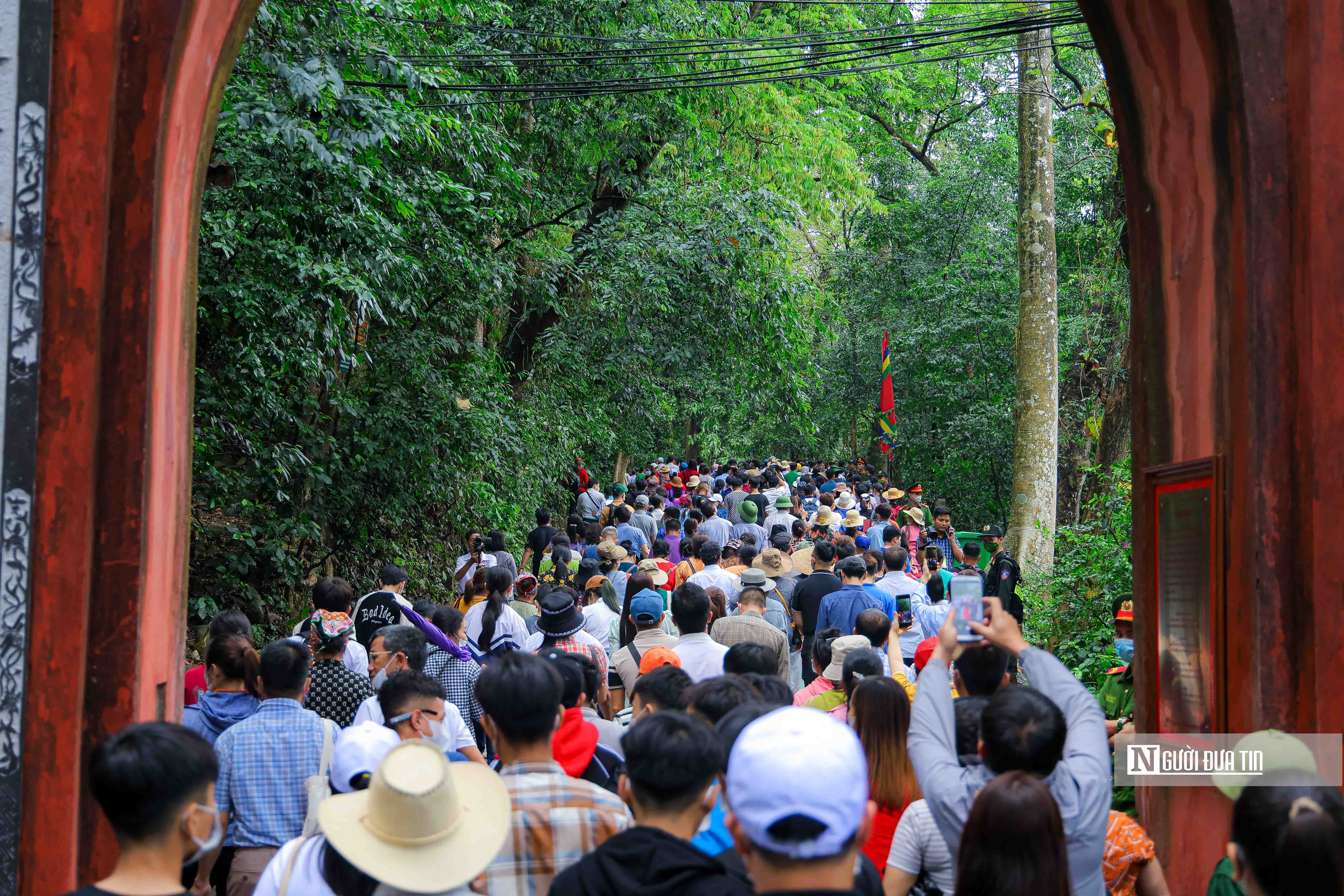 Tiêu điểm - Chủ tịch nước Võ Văn Thưởng dâng hương tưởng nhớ các vua Hùng (Hình 11).