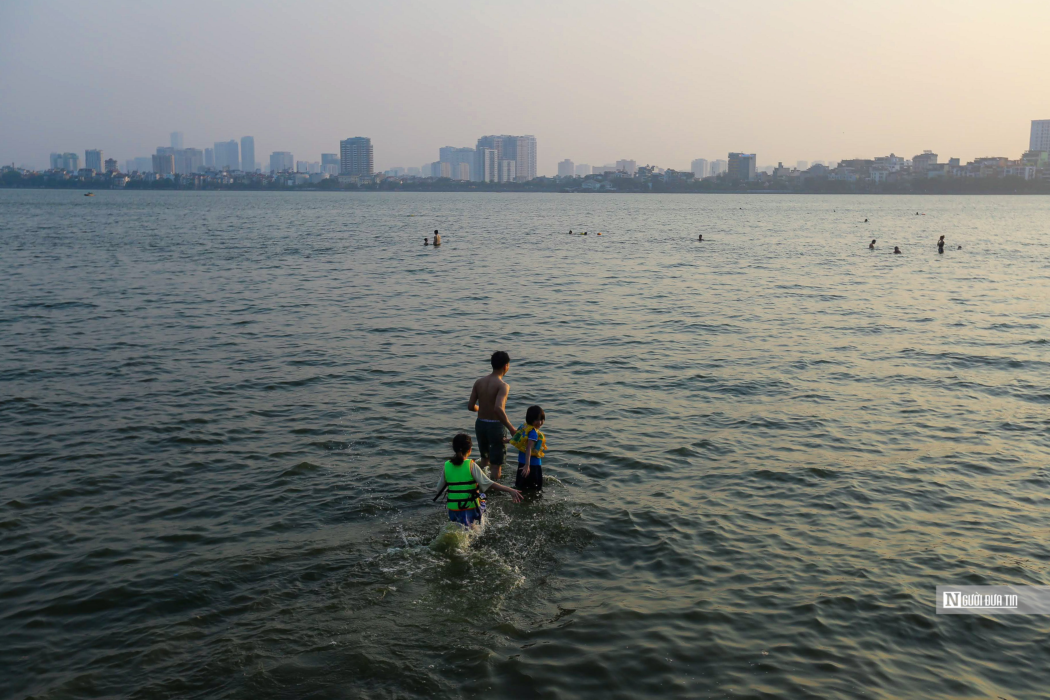 Dân sinh - Nắng nóng gay gắt, người dân đổ ra hồ Tây giải nhiệt (Hình 6).