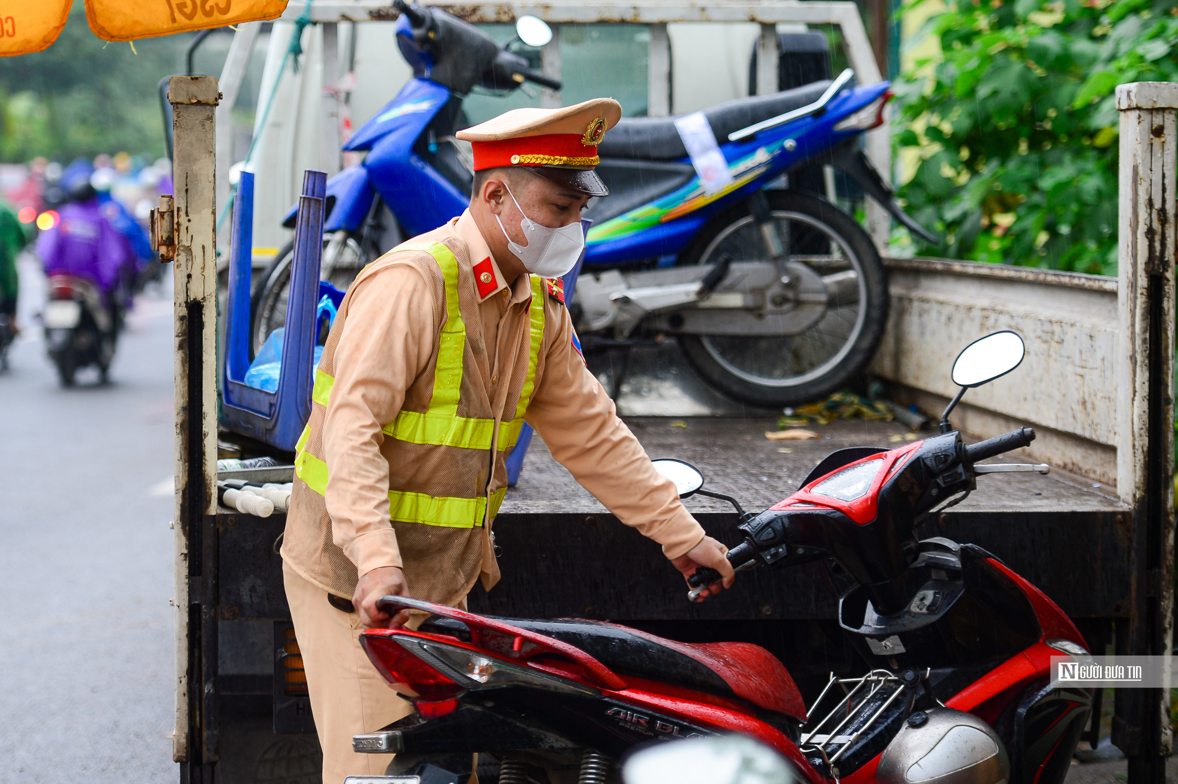 Dân sinh - Hà Nội: Xử phạt hàng loạt tài xế liều mình đi vào làn cao tốc (Hình 13).