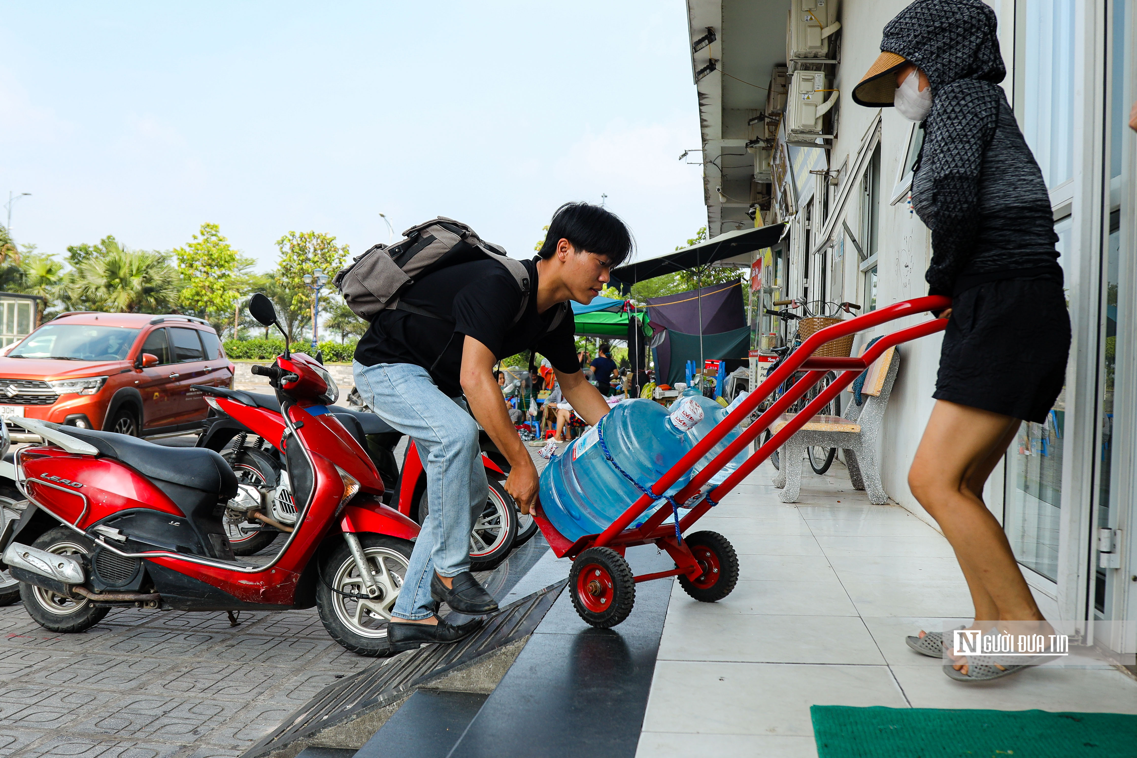 Dân sinh - Hà Nội: Hàng trăm người dân đội nắng đi lấy nước tích trữ (Hình 10).