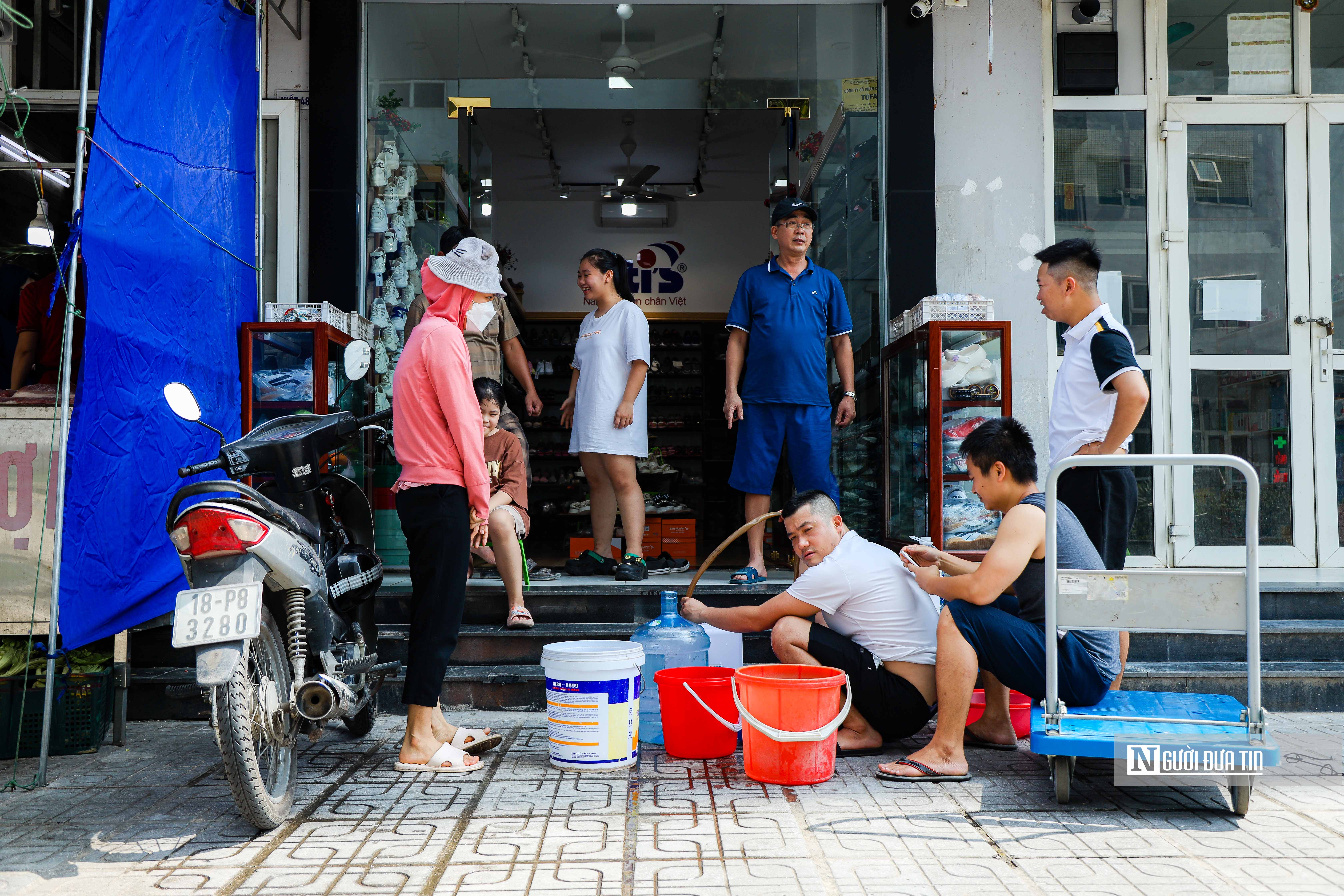 Dân sinh - Hà Nội: Hàng trăm người dân đội nắng đi lấy nước tích trữ (Hình 4).