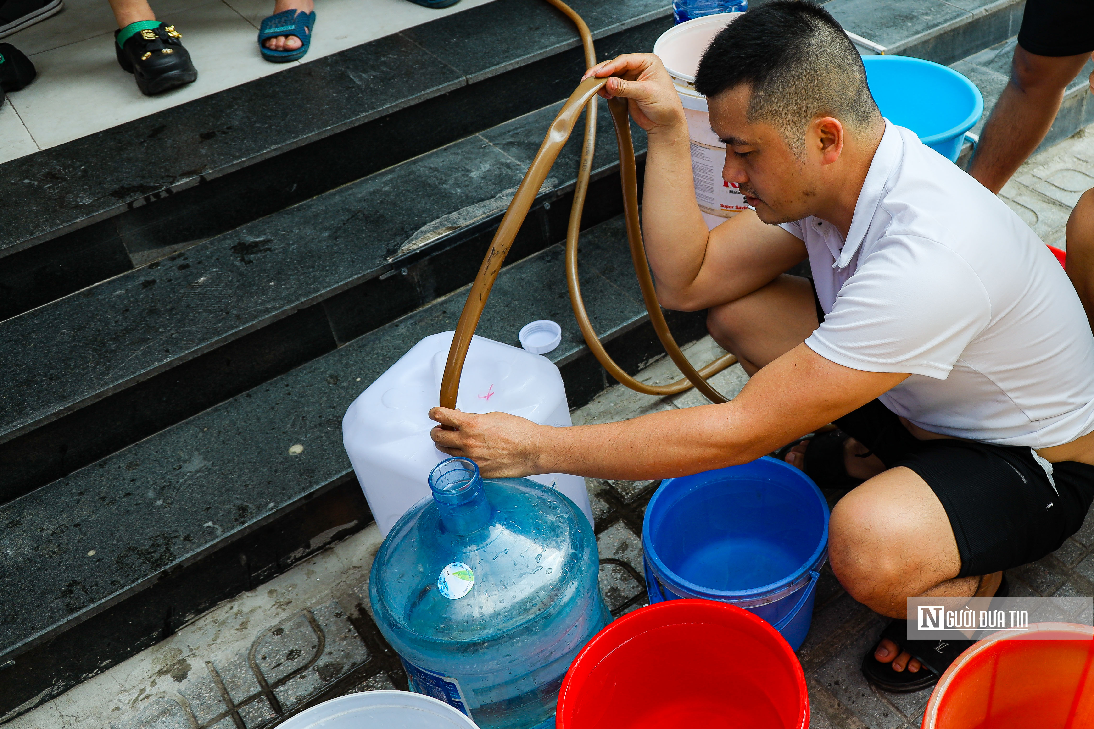 Dân sinh - Hà Nội: Hàng trăm người dân đội nắng đi lấy nước tích trữ (Hình 5).